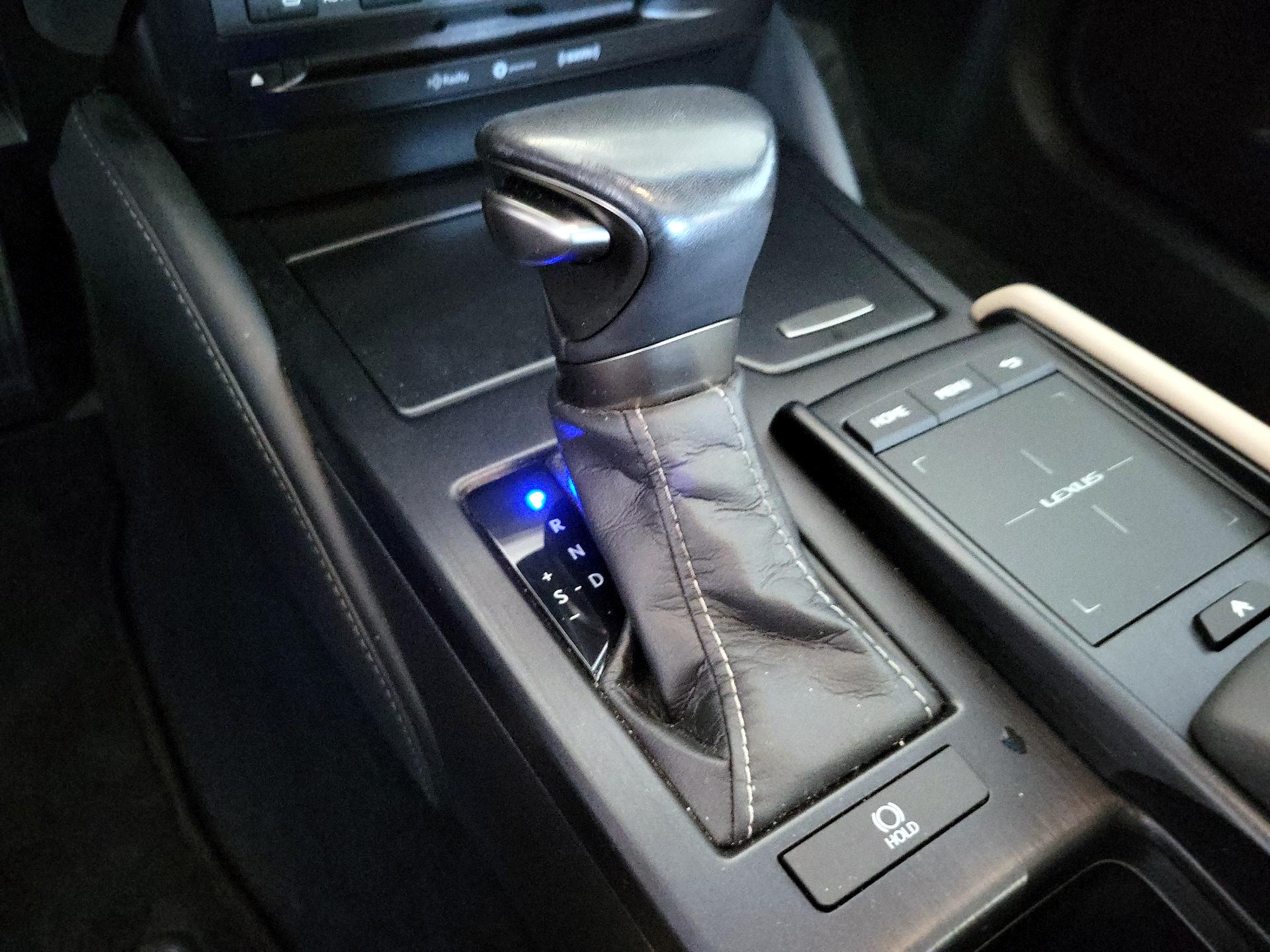 Thumbnail: 2021 Lexus ES - 17