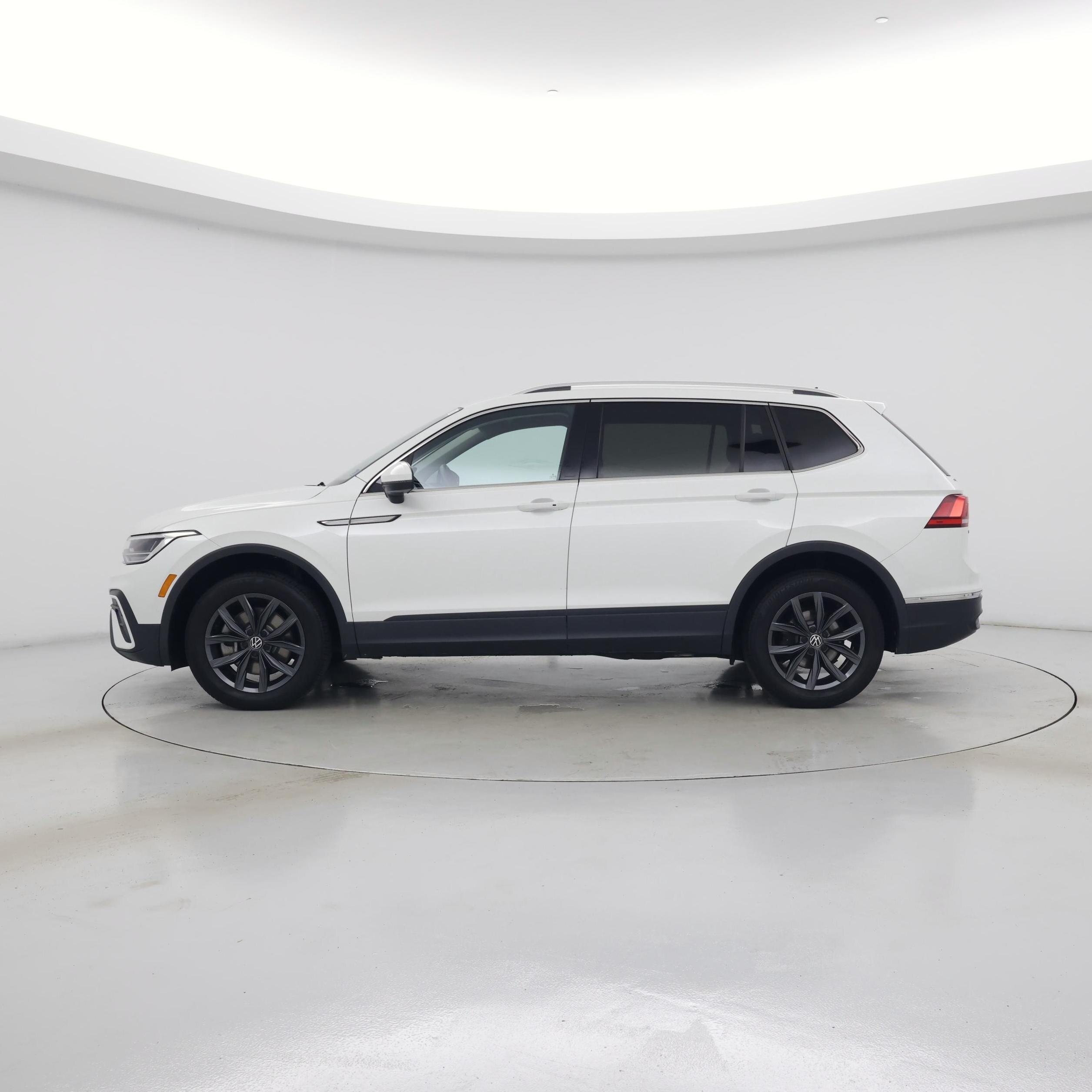 Thumbnail: 2023 Volkswagen Tiguan - 3