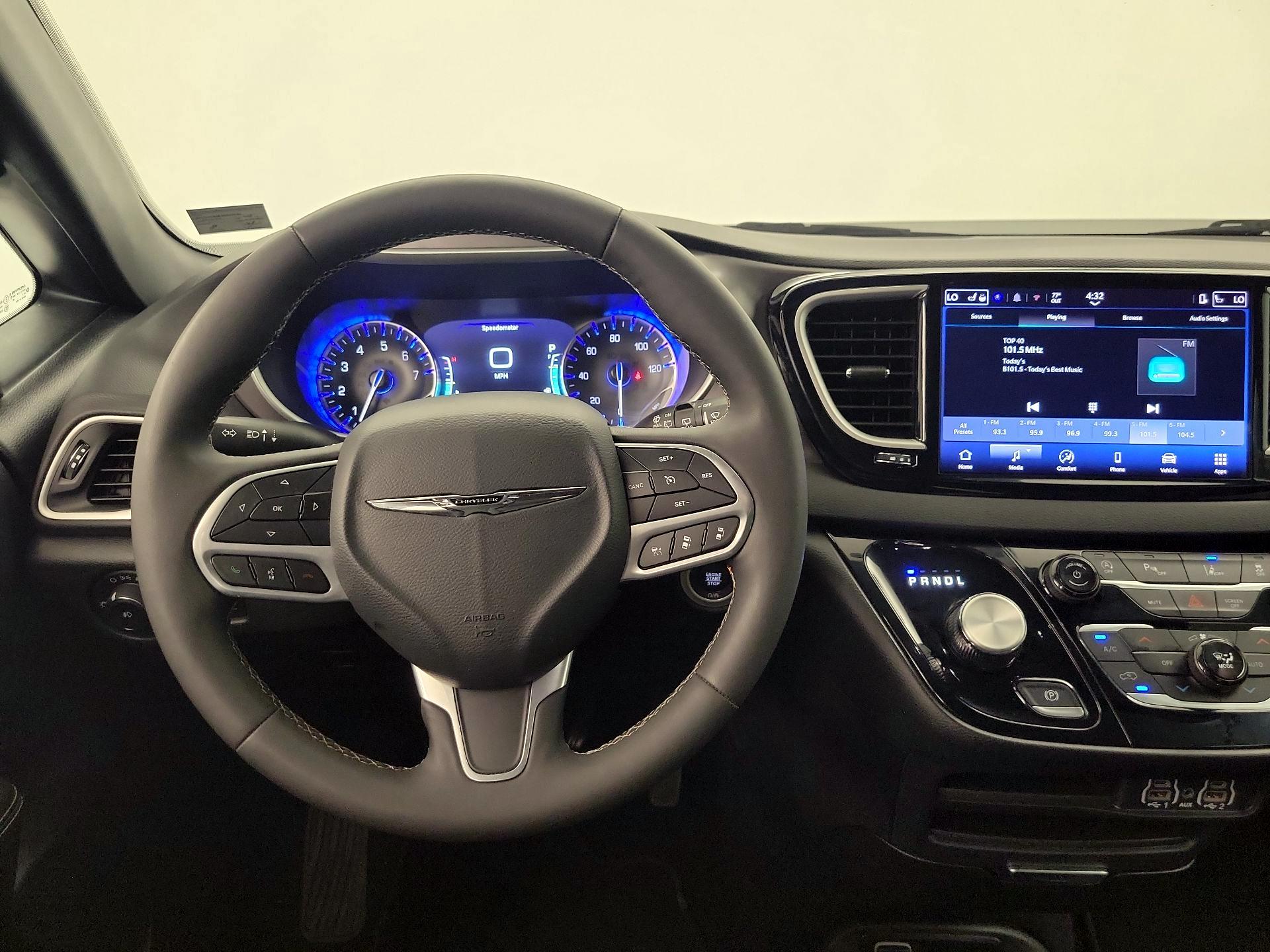 Thumbnail: 2025 Chrysler Pacifica - 10