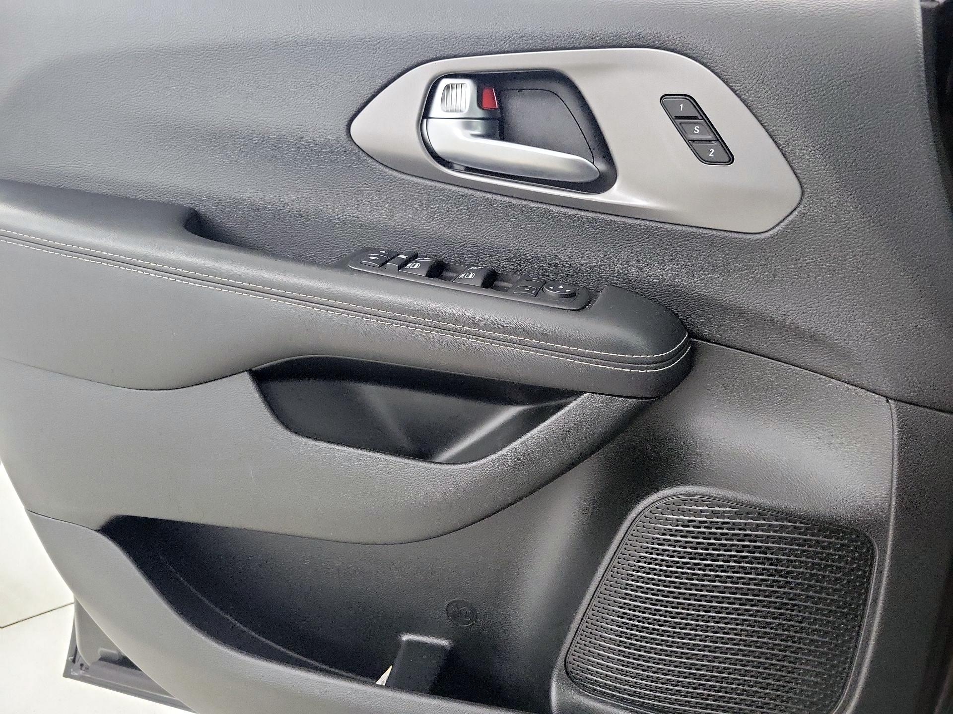 Thumbnail: 2025 Chrysler Pacifica - 12