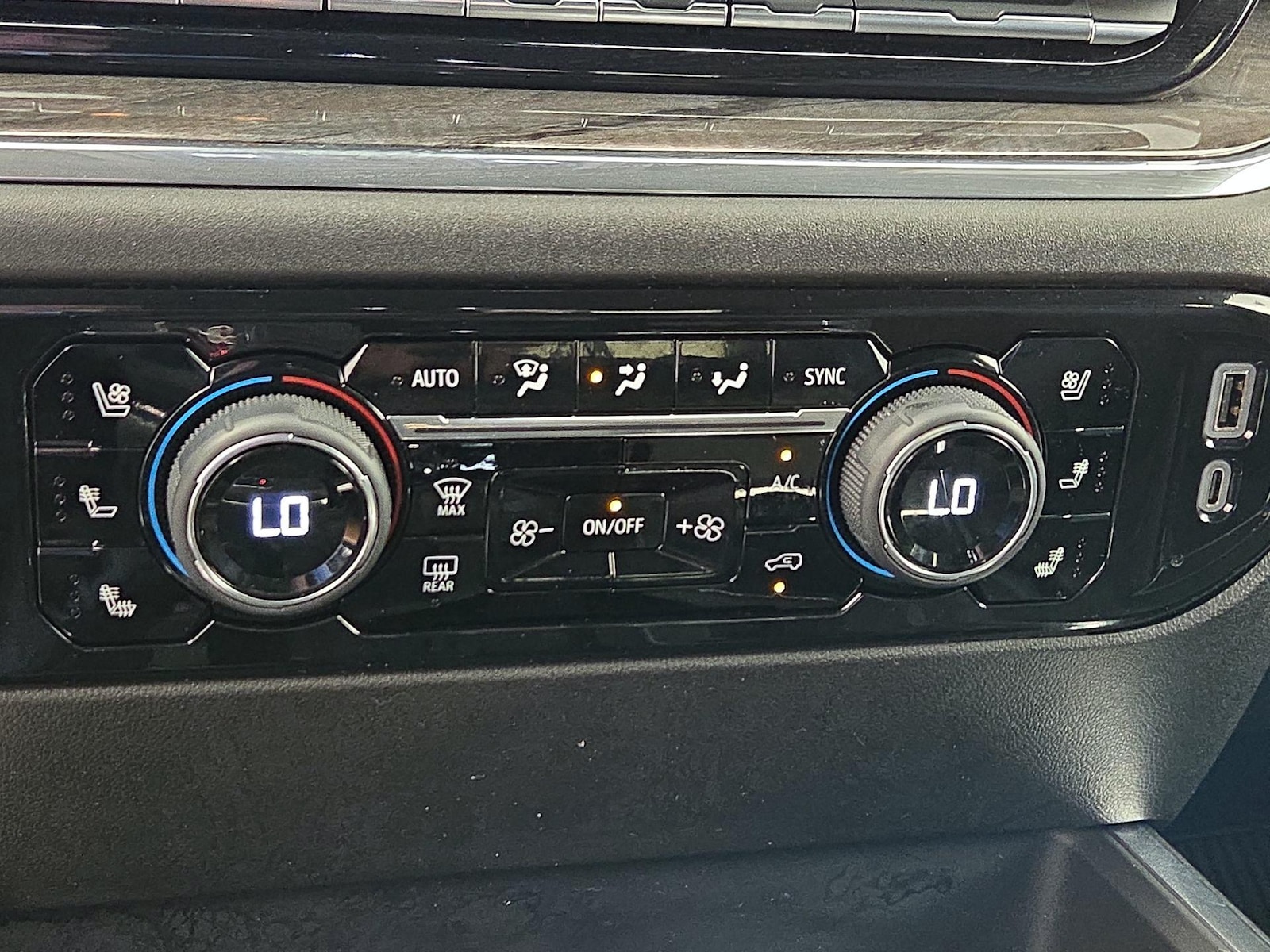 2025 Chevrolet Silverado 1500 LTZ - Photo 18