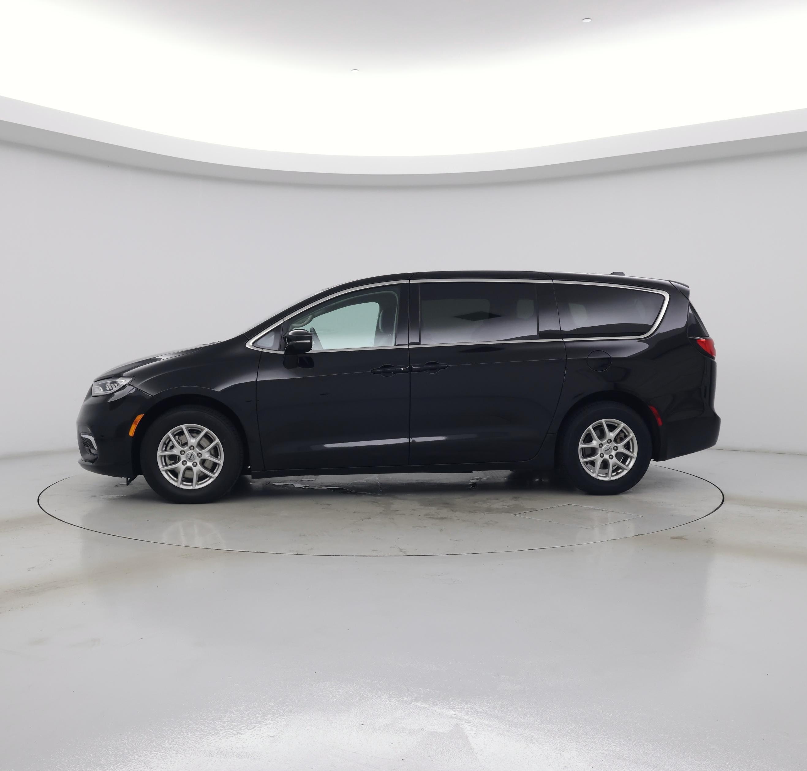Thumbnail: 2024 Chrysler Pacifica - 3