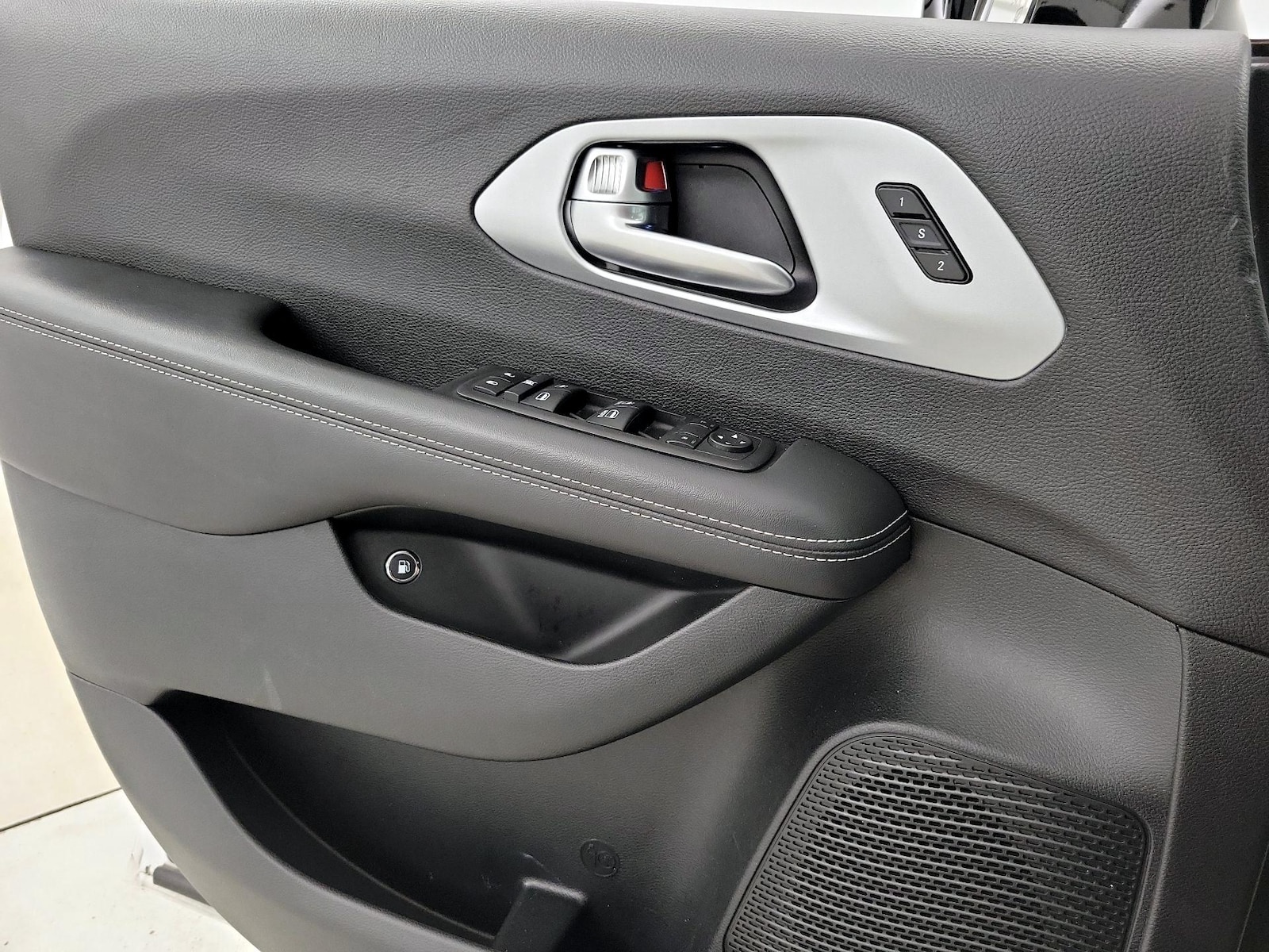 2024 Chrysler Pacifica PHEV Select - Photo 13