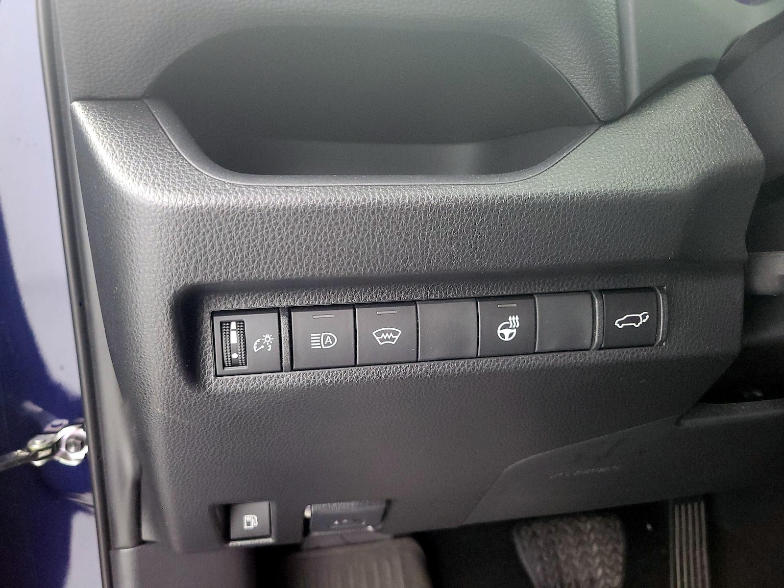 2023 Toyota RAV4 SE - Photo 14