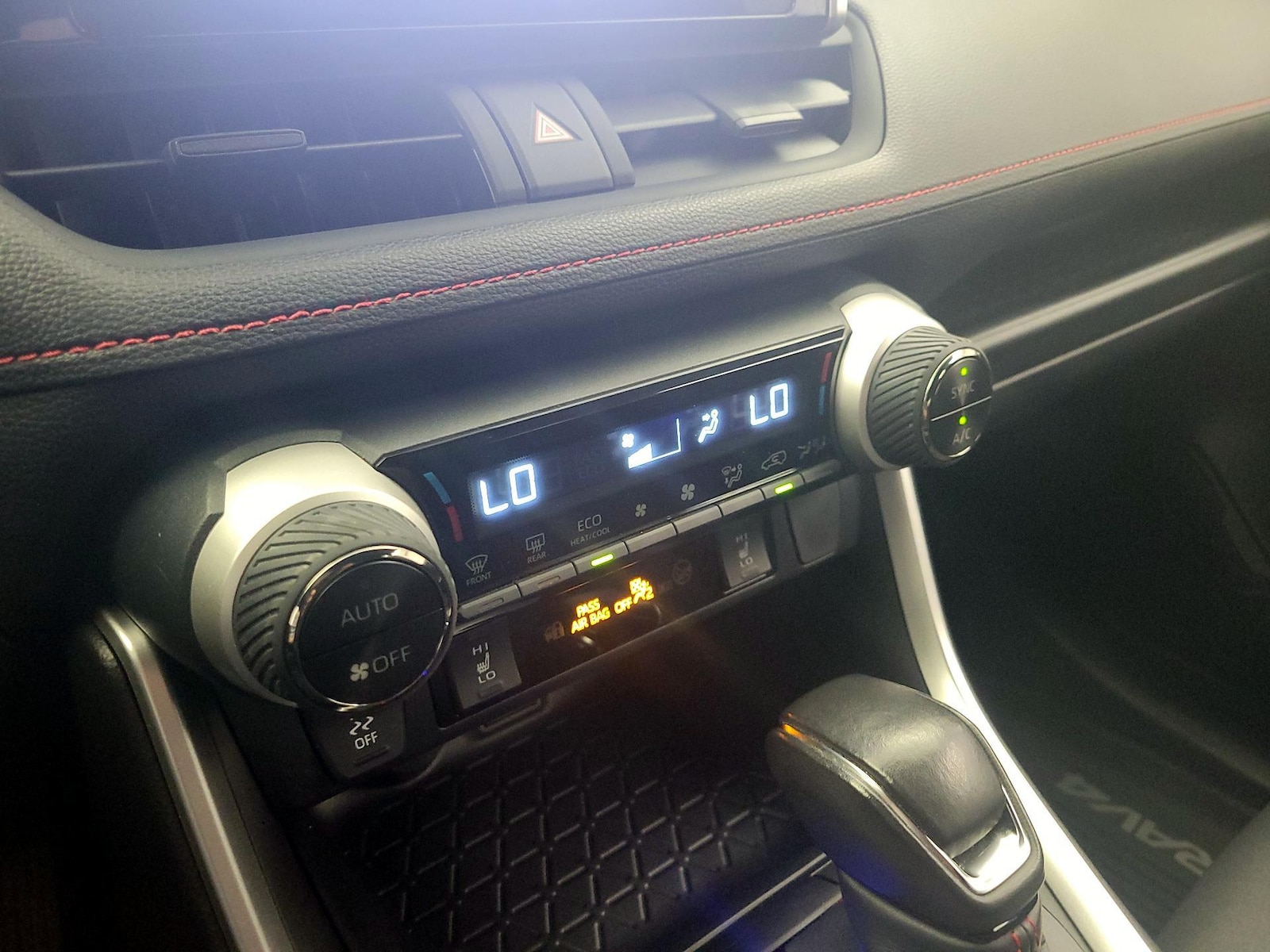 2023 Toyota RAV4 SE - Photo 17