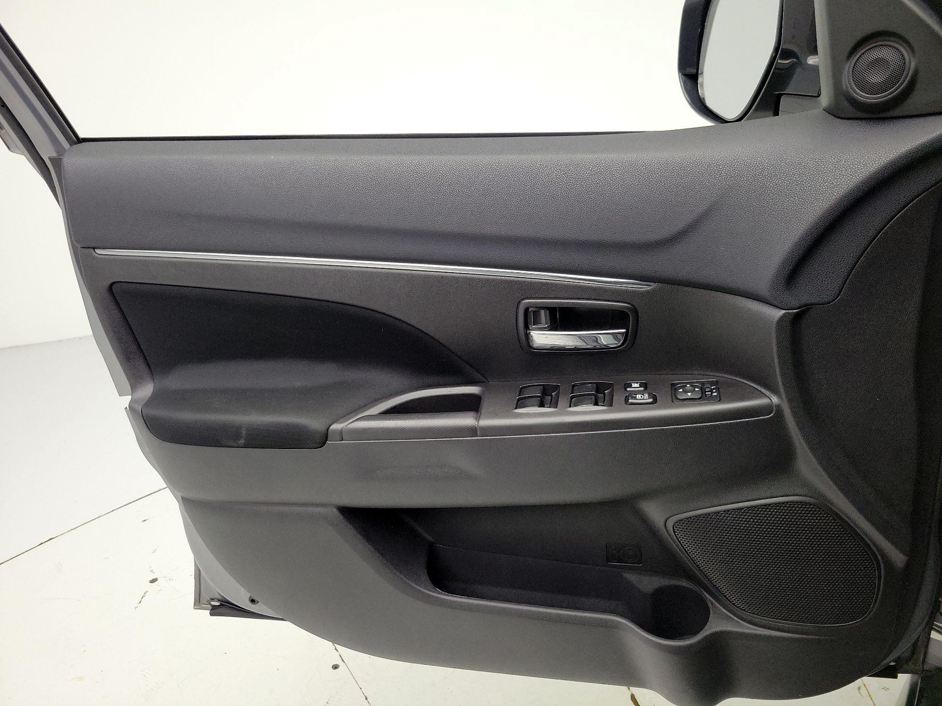 Thumbnail: 2015 Mitsubishi Outlander Sport - 12