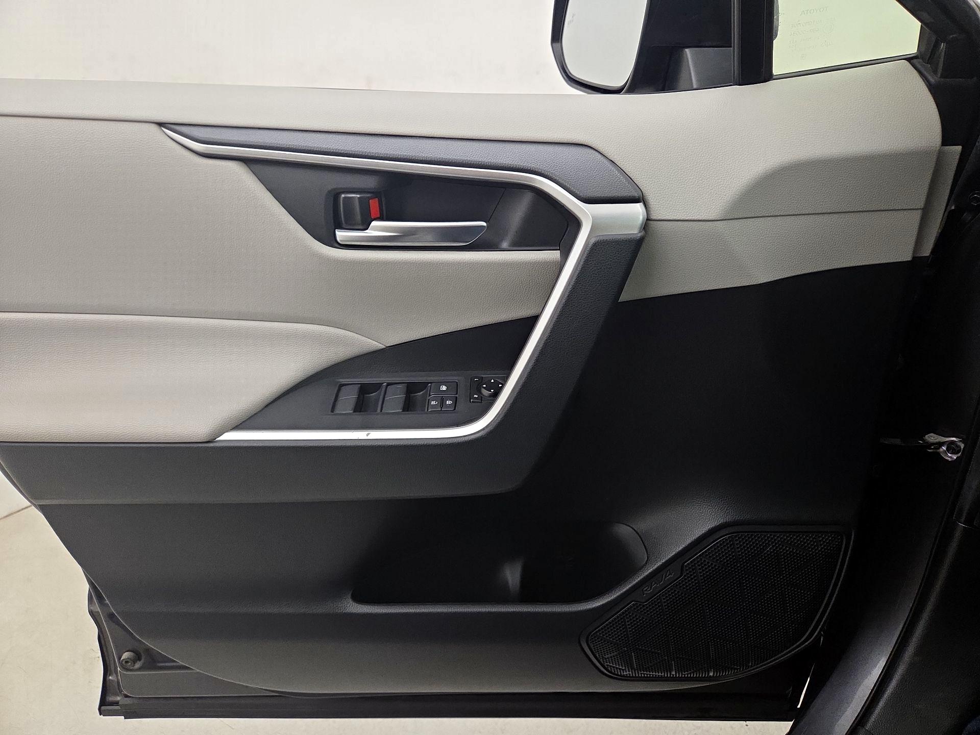 Thumbnail: 2020 Toyota RAV4 - 12