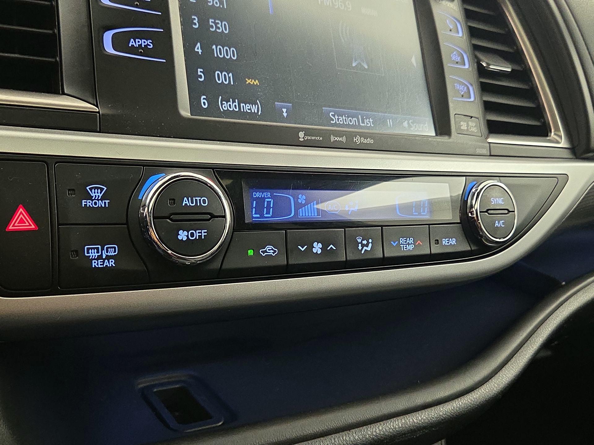 Thumbnail: 2019 Toyota Highlander - 17