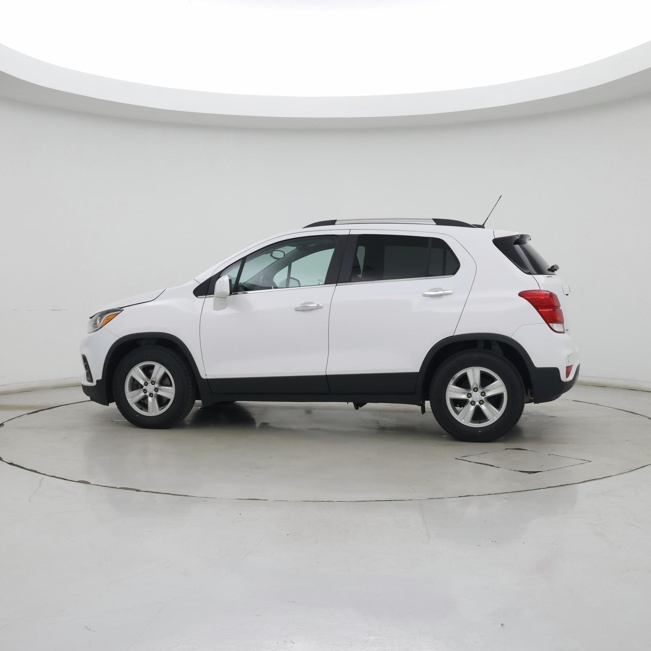 Thumbnail: 2017 Chevrolet Trax - 3