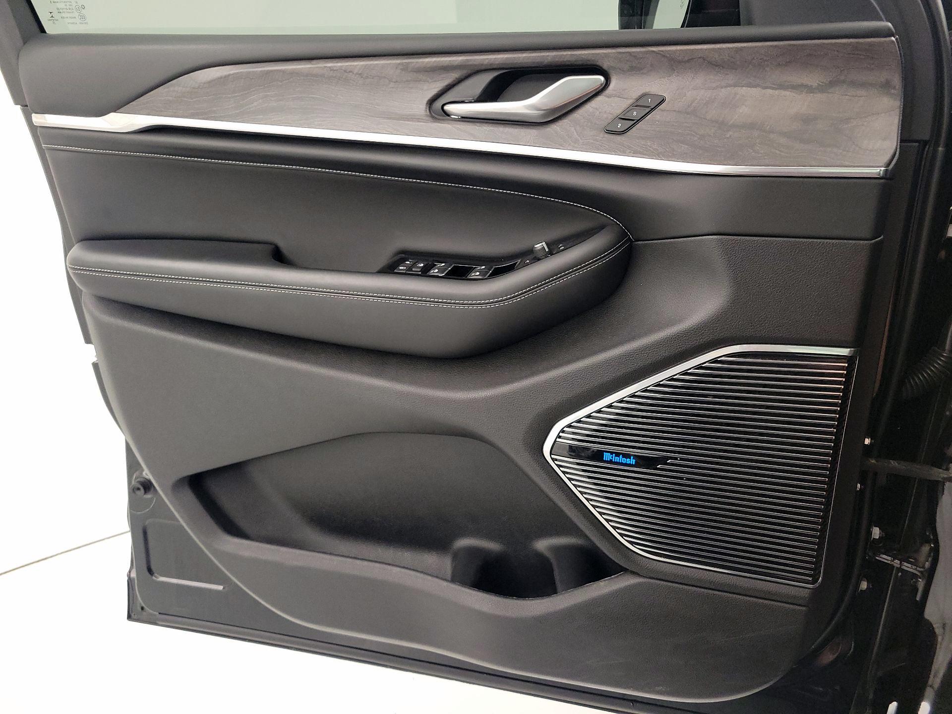 Thumbnail: 2022 Jeep Grand Cherokee - 12