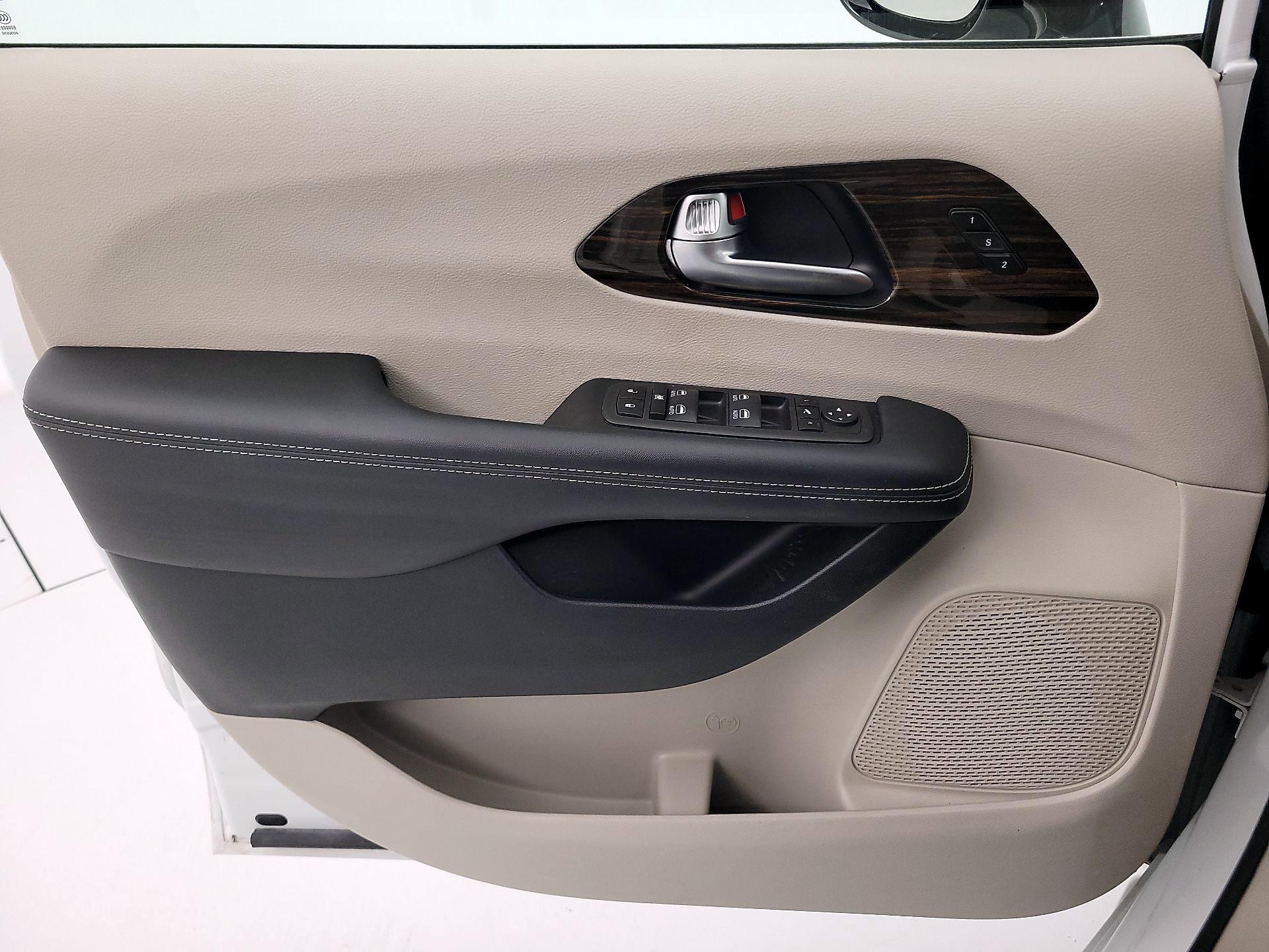 Thumbnail: 2023 Chrysler Pacifica - 12