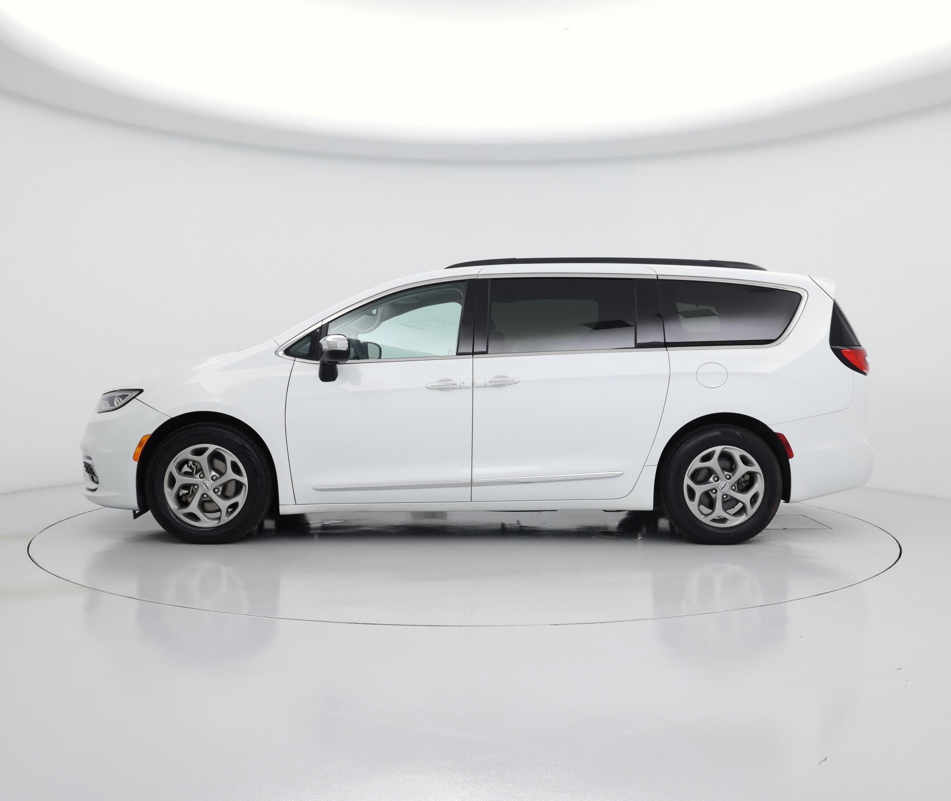 Thumbnail: 2023 Chrysler Pacifica - 3