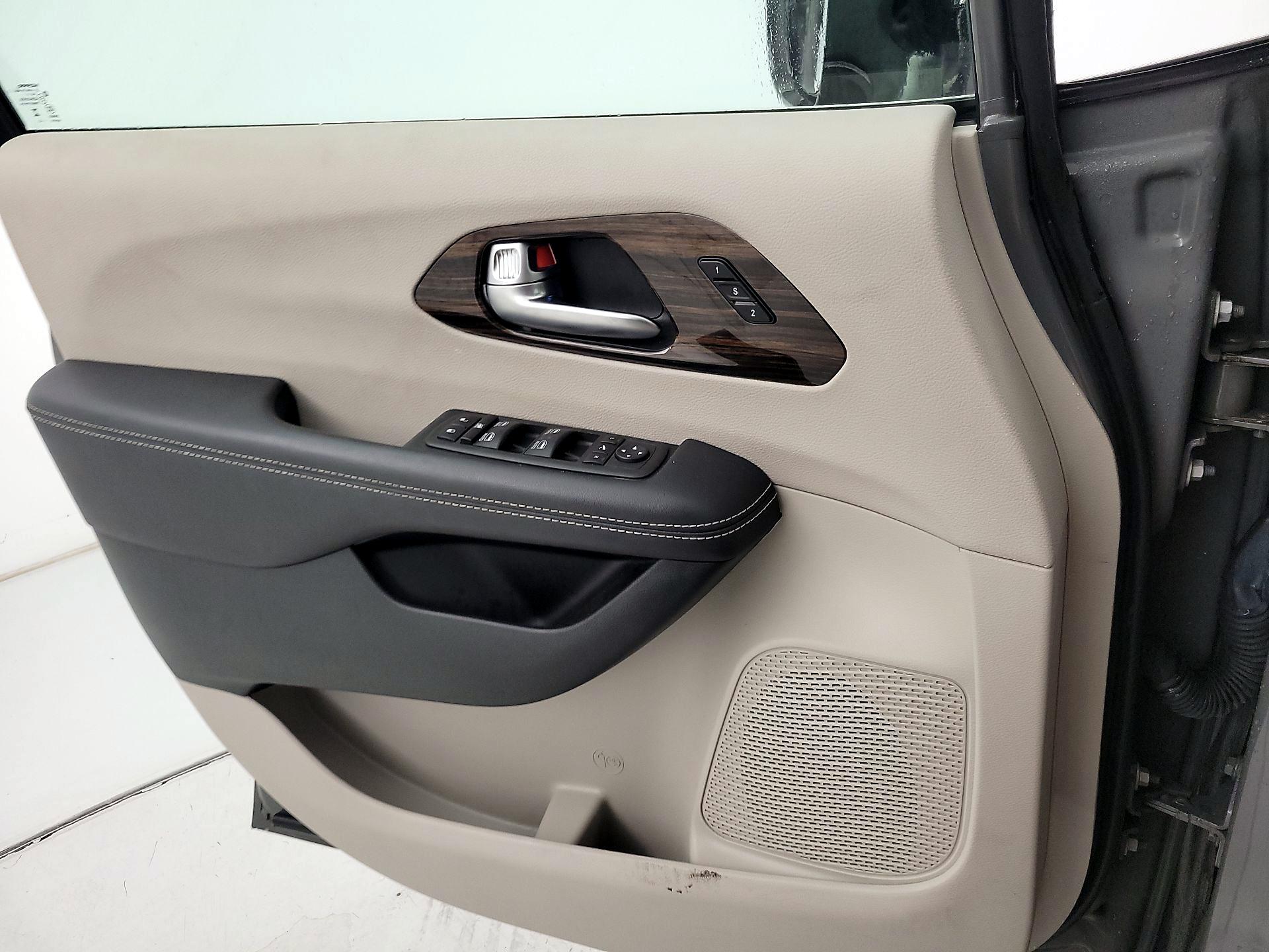 Thumbnail: 2023 Chrysler Pacifica - 12