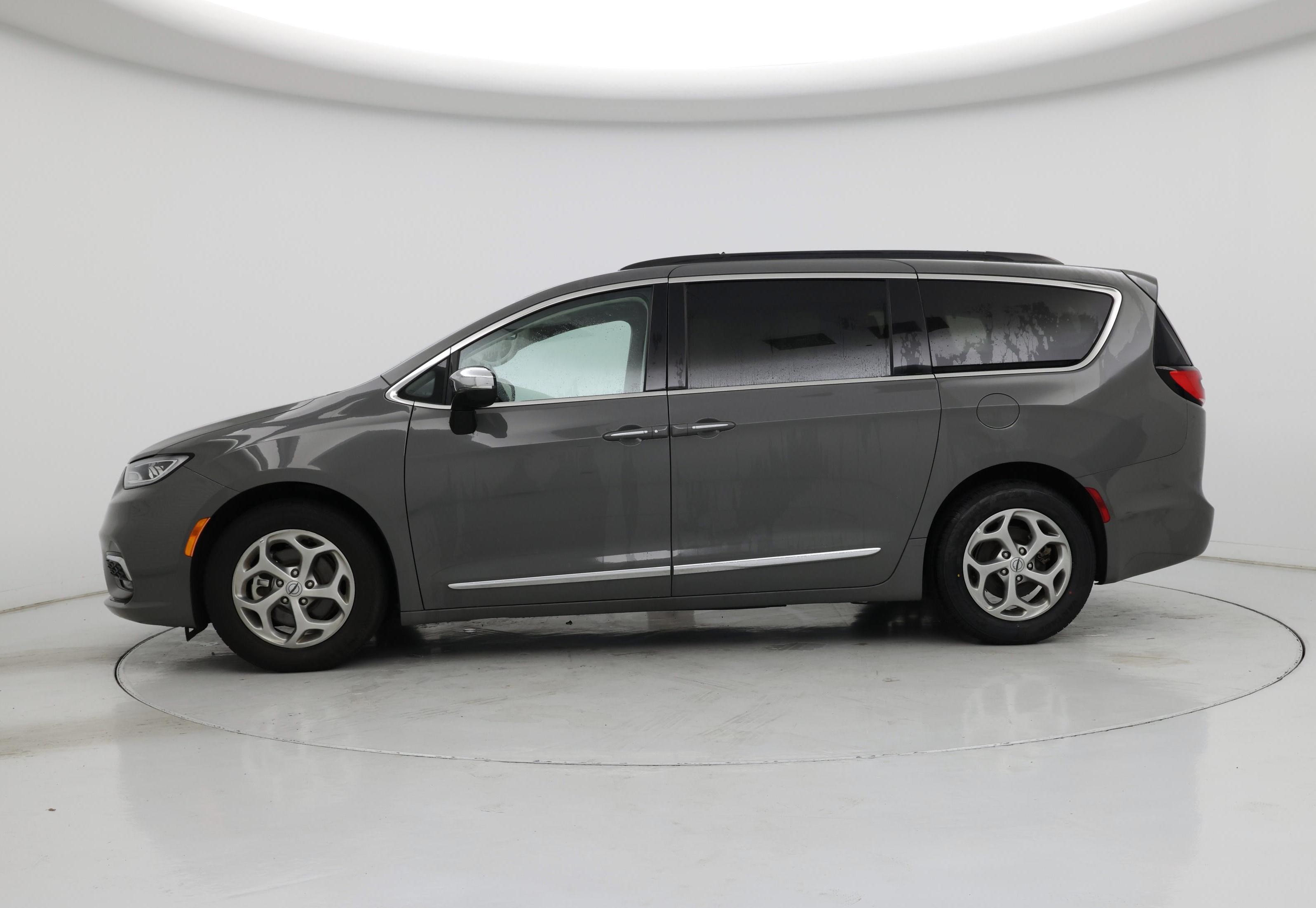 Thumbnail: 2023 Chrysler Pacifica - 3