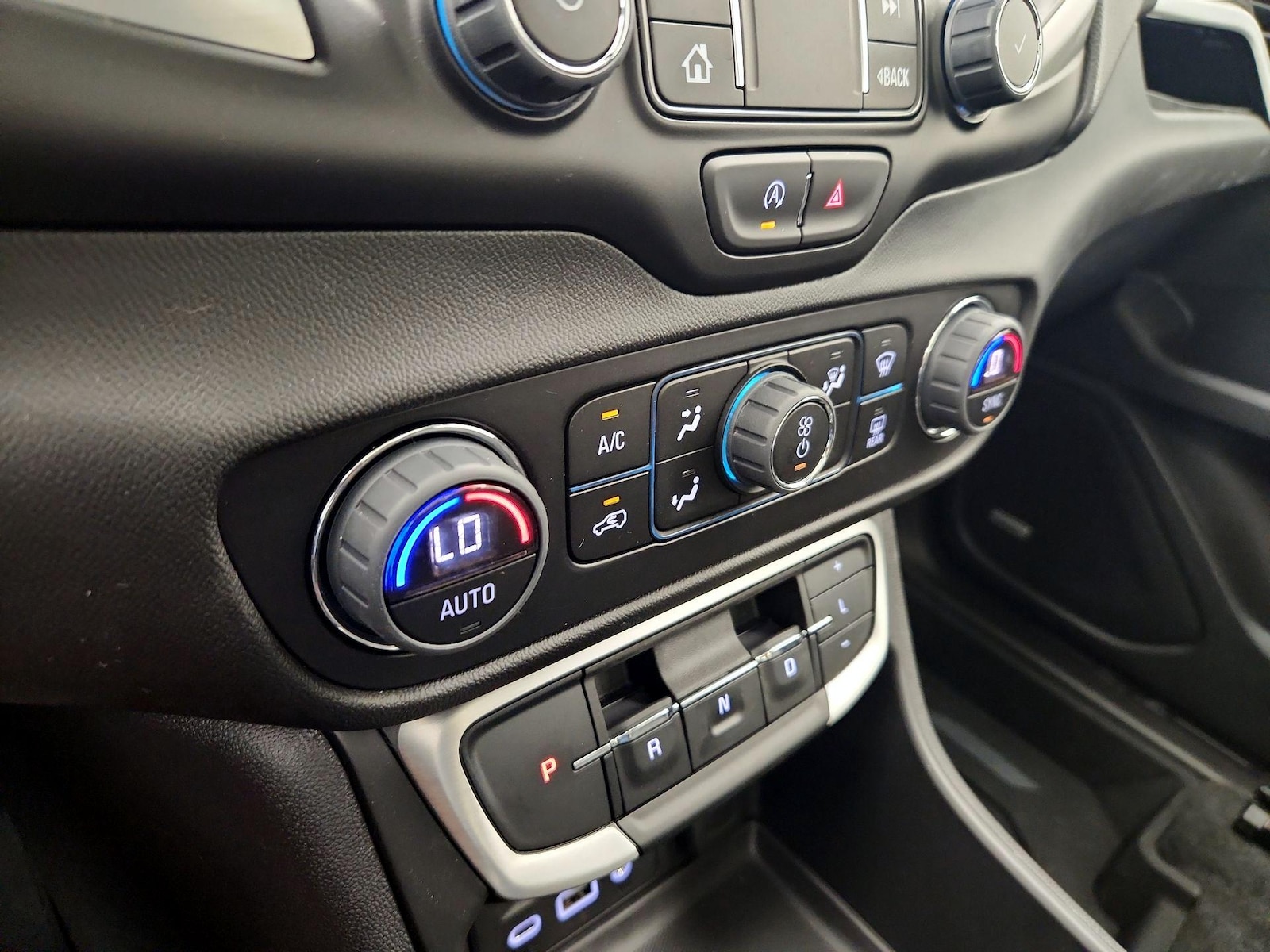 2024 GMC Terrain SLT - Photo 17