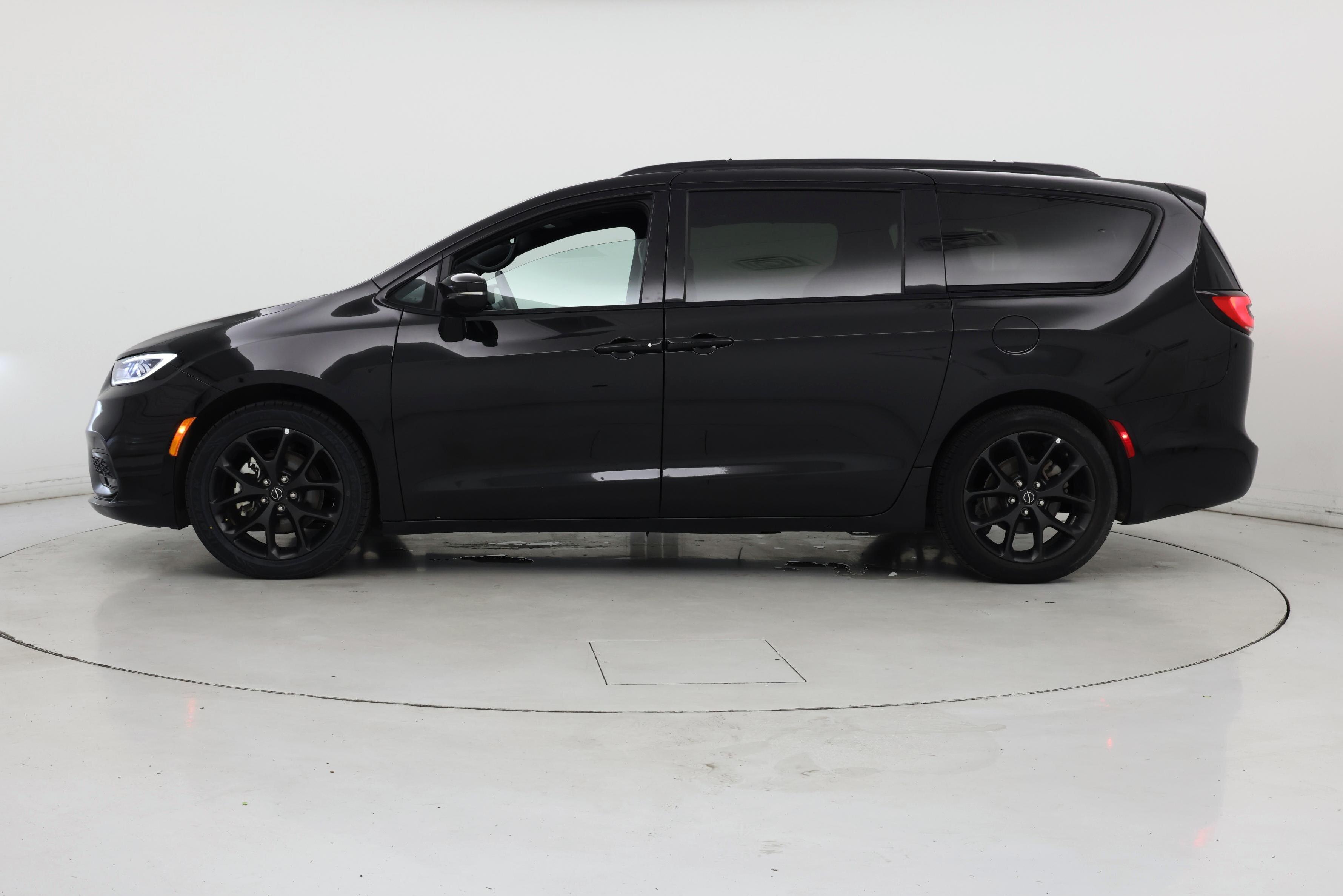 Thumbnail: 2025 Chrysler Pacifica - 3