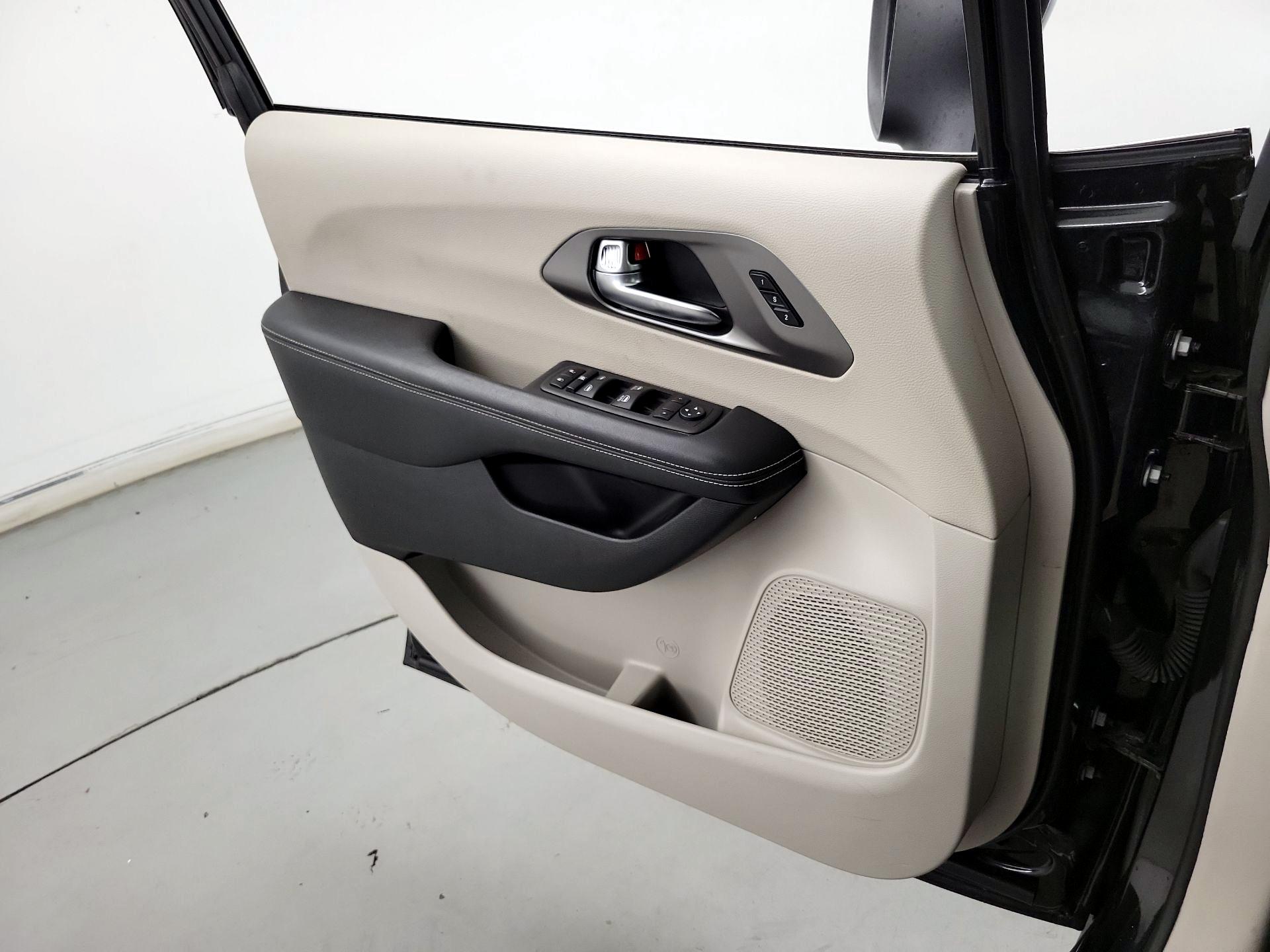Thumbnail: 2023 Chrysler Pacifica - 12