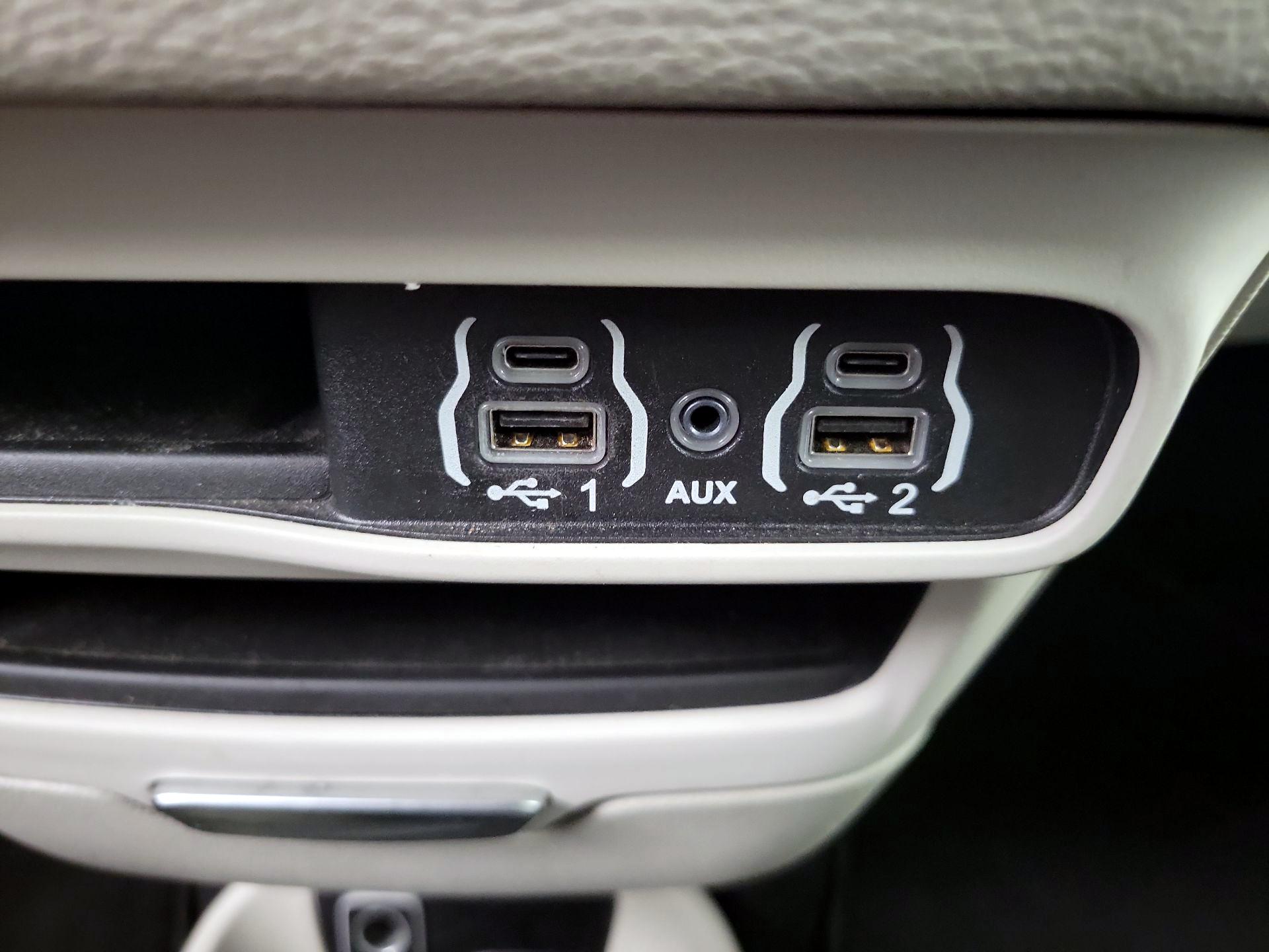 Thumbnail: 2023 Chrysler Pacifica - 18