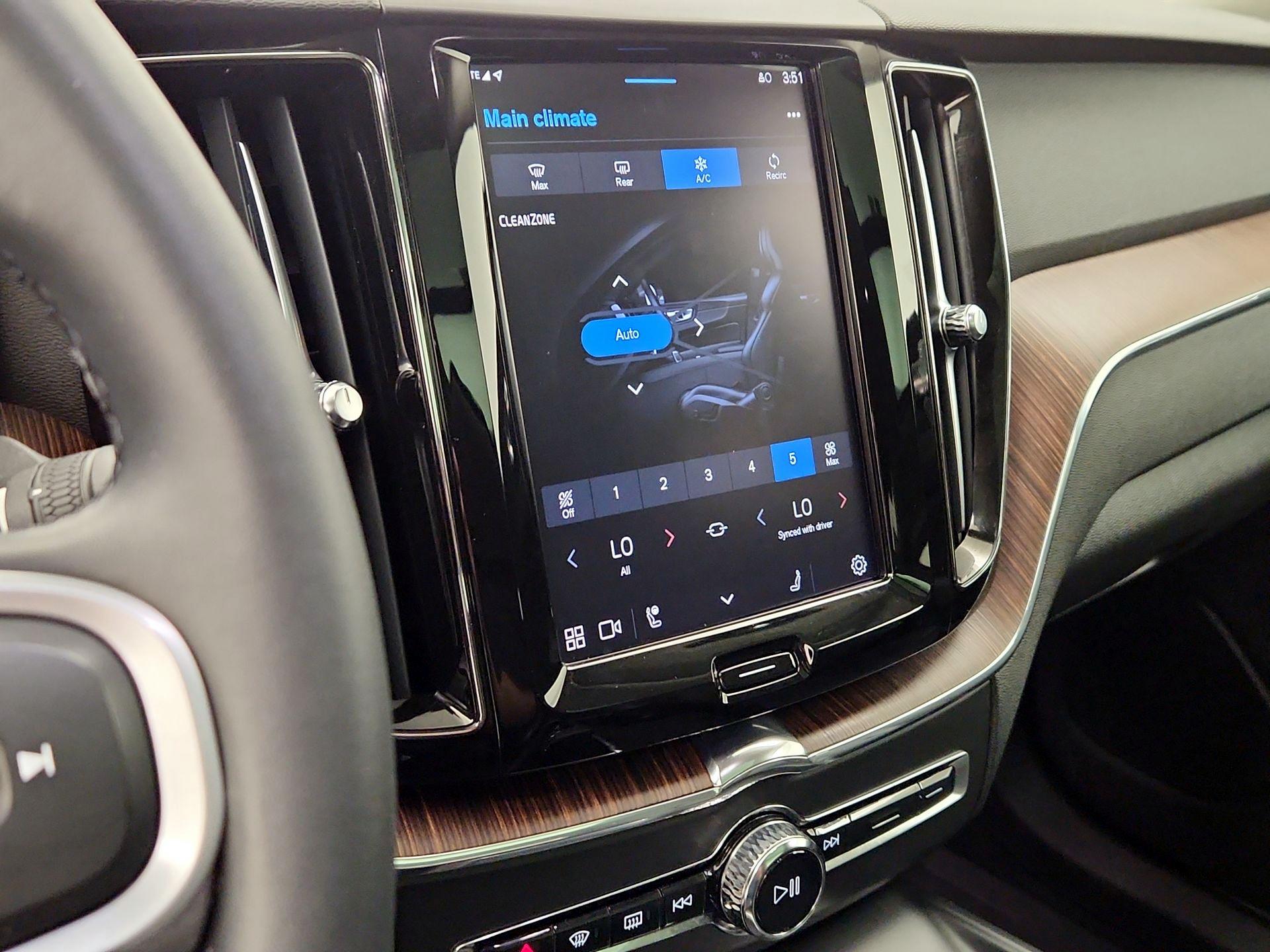Thumbnail: 2022 Volvo XC60 - 17