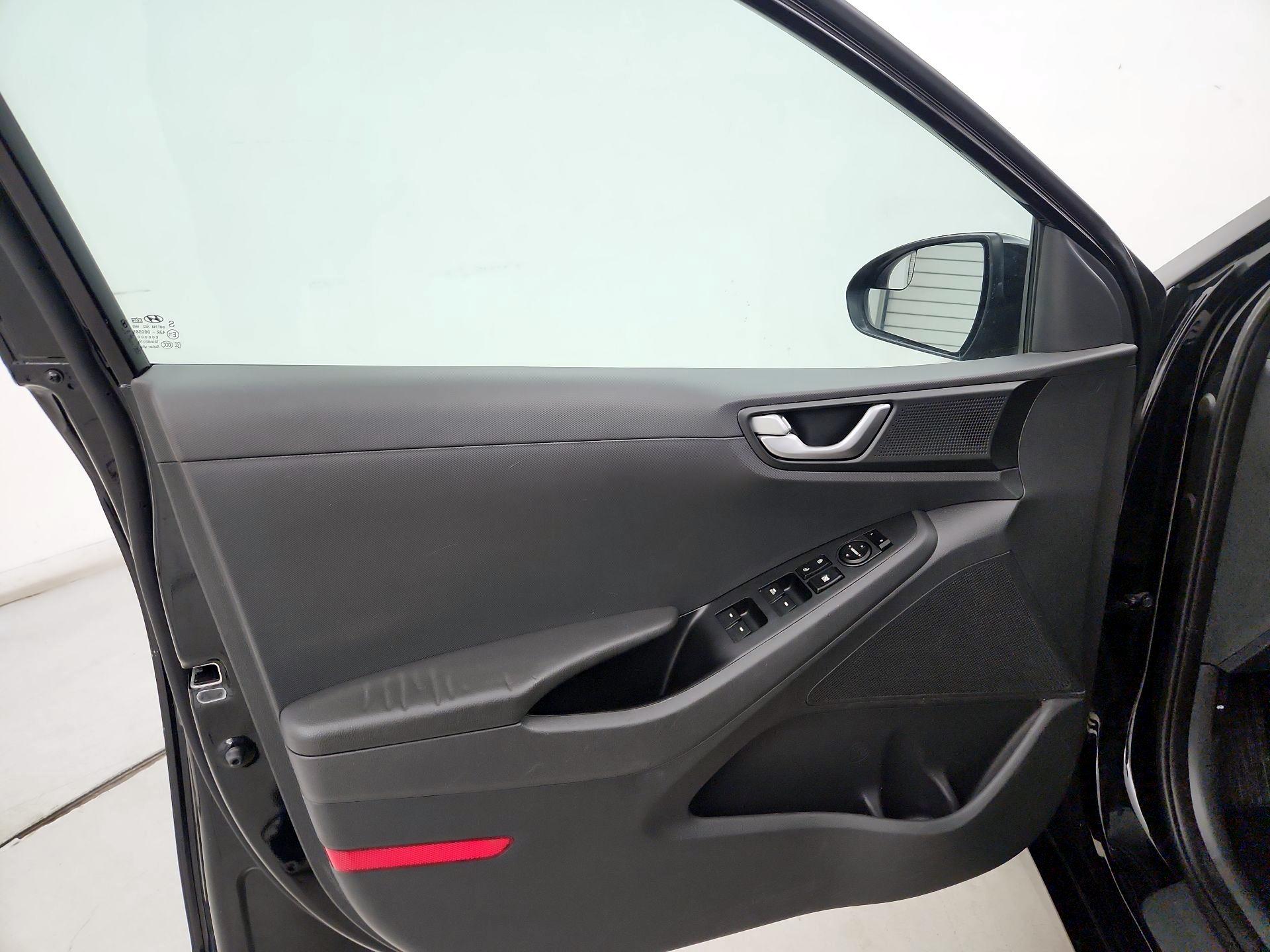 Thumbnail: 2018 Hyundai Ioniq - 12