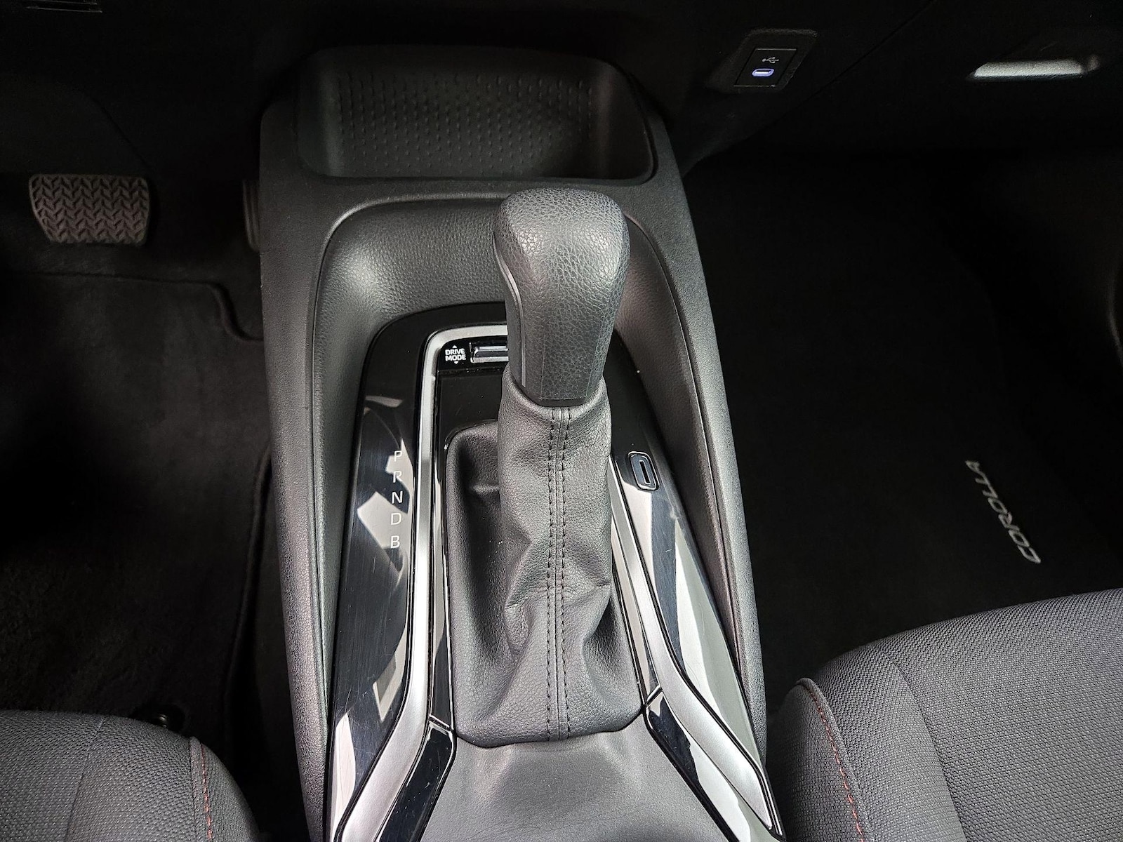 2025 Toyota Corolla SE - Photo 18