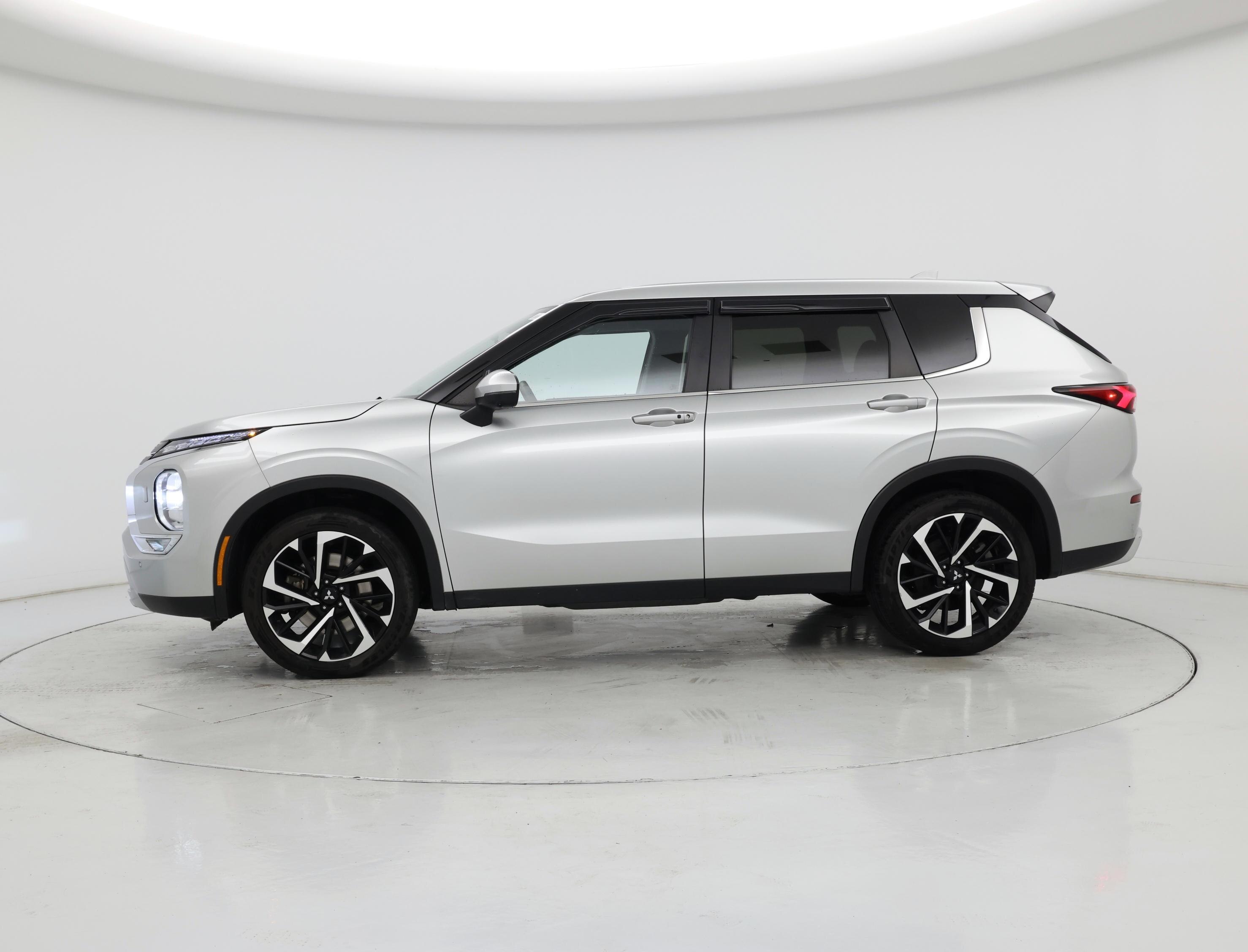 Thumbnail: 2023 Mitsubishi Outlander - 3