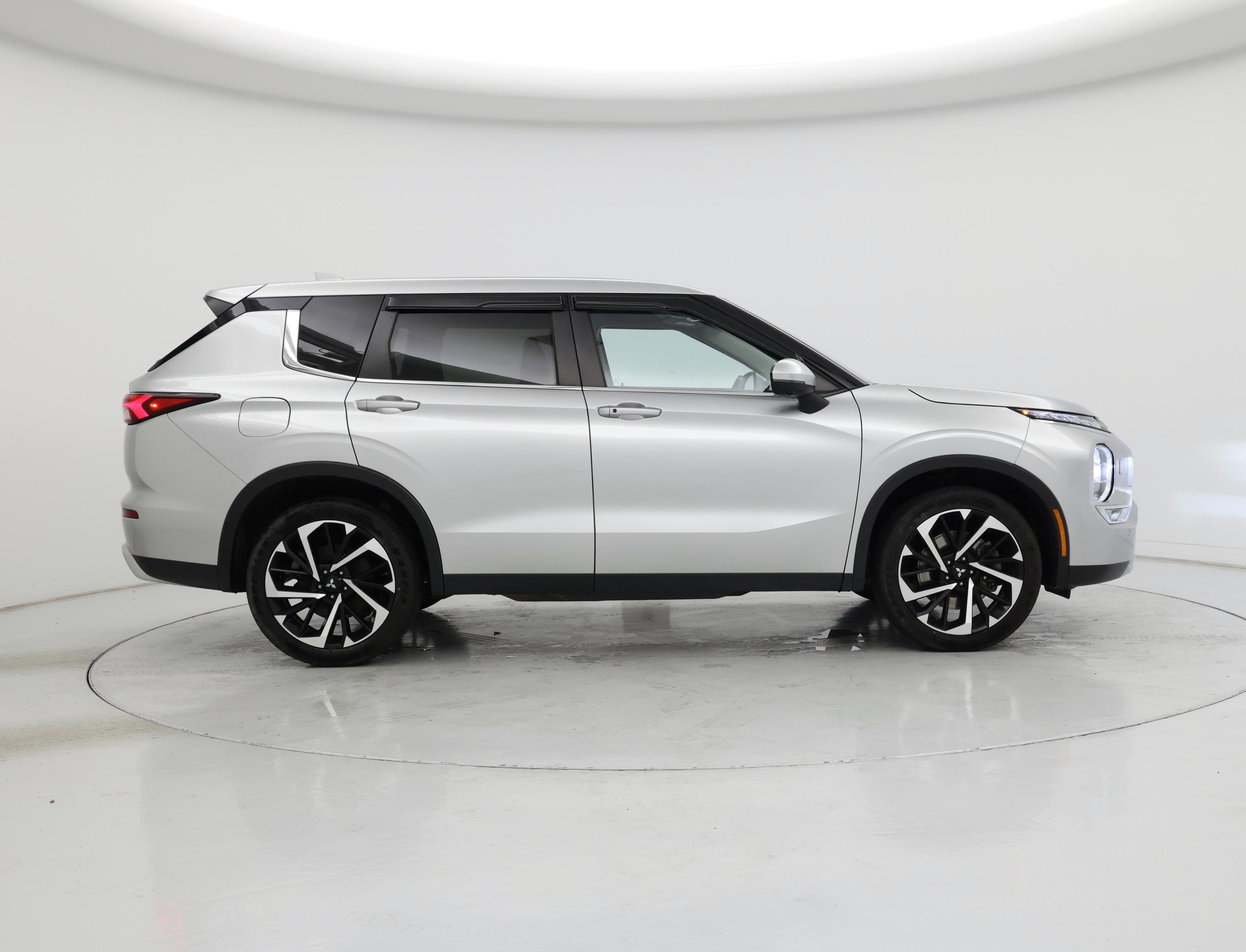 Thumbnail: 2023 Mitsubishi Outlander - 7