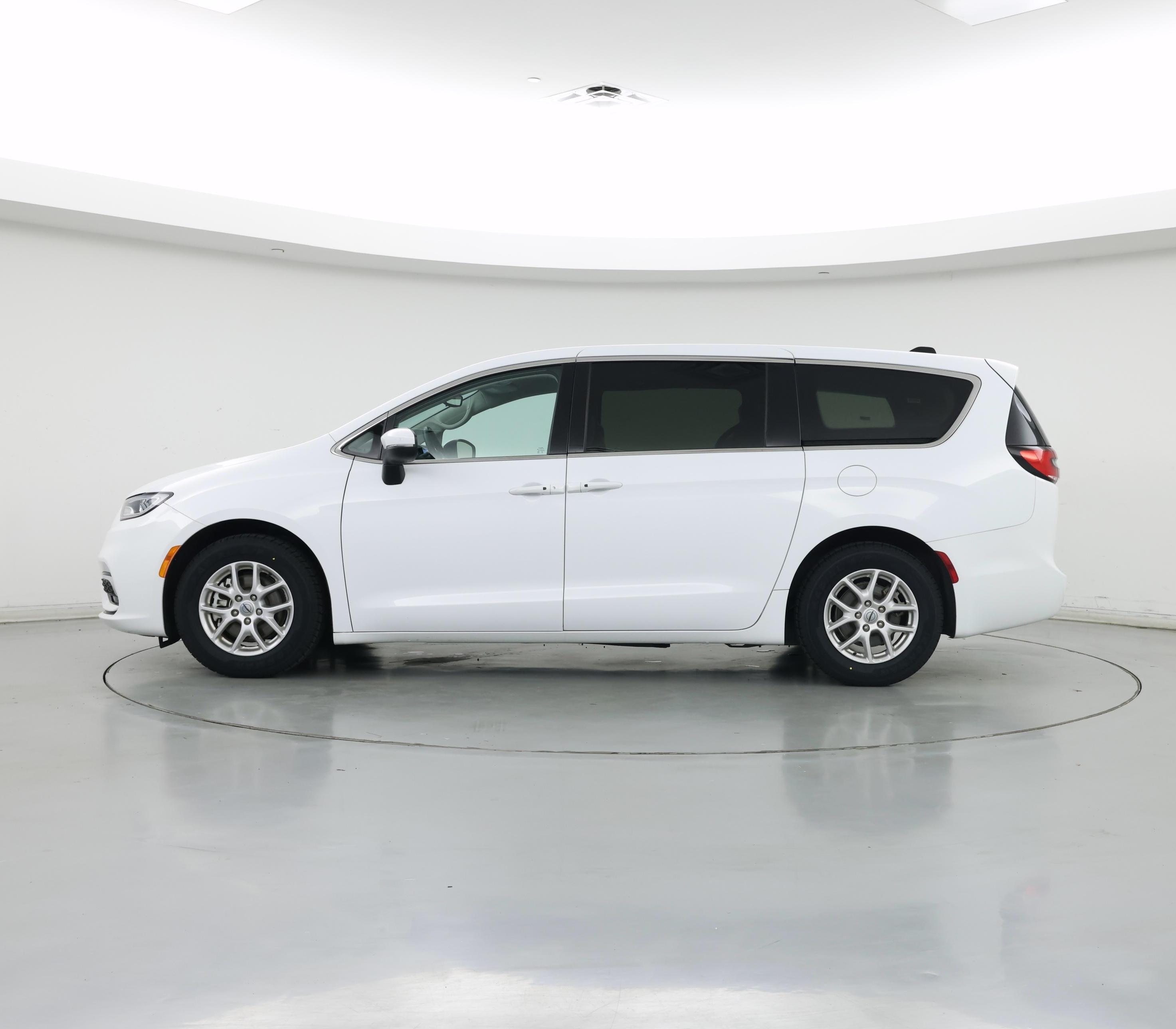 Thumbnail: 2023 Chrysler Pacifica - 3