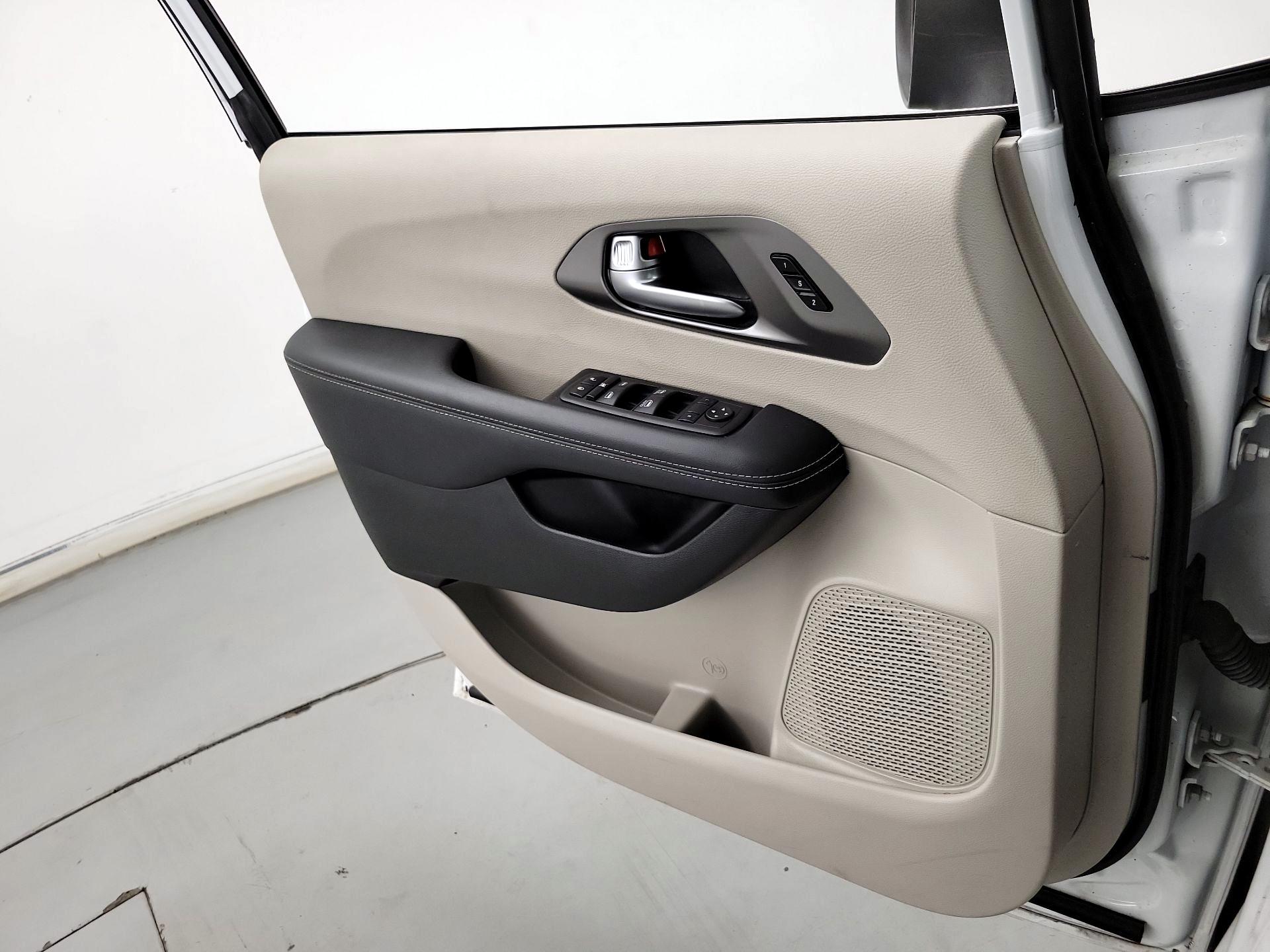 Thumbnail: 2023 Chrysler Pacifica - 12