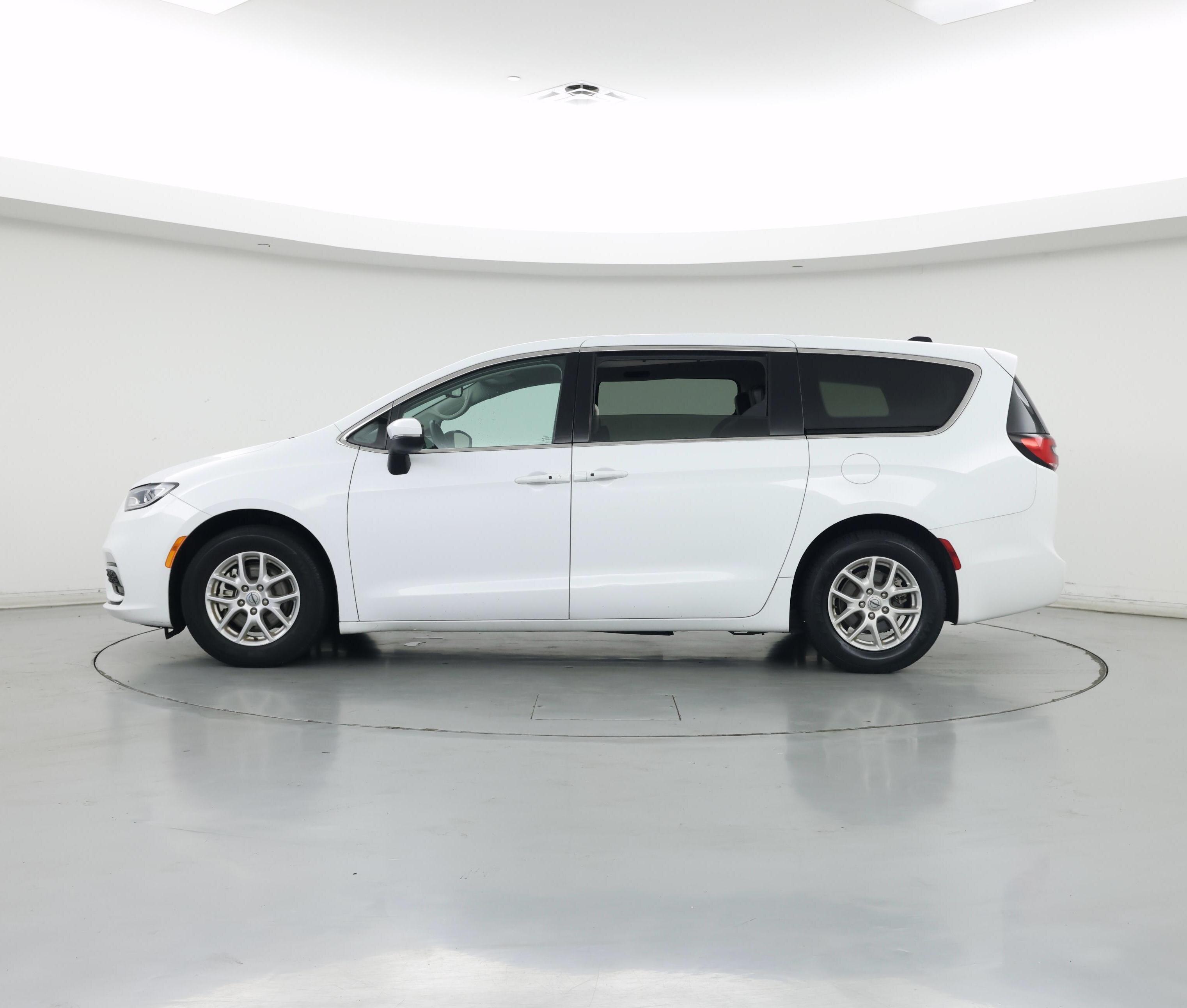 Thumbnail: 2023 Chrysler Pacifica - 3