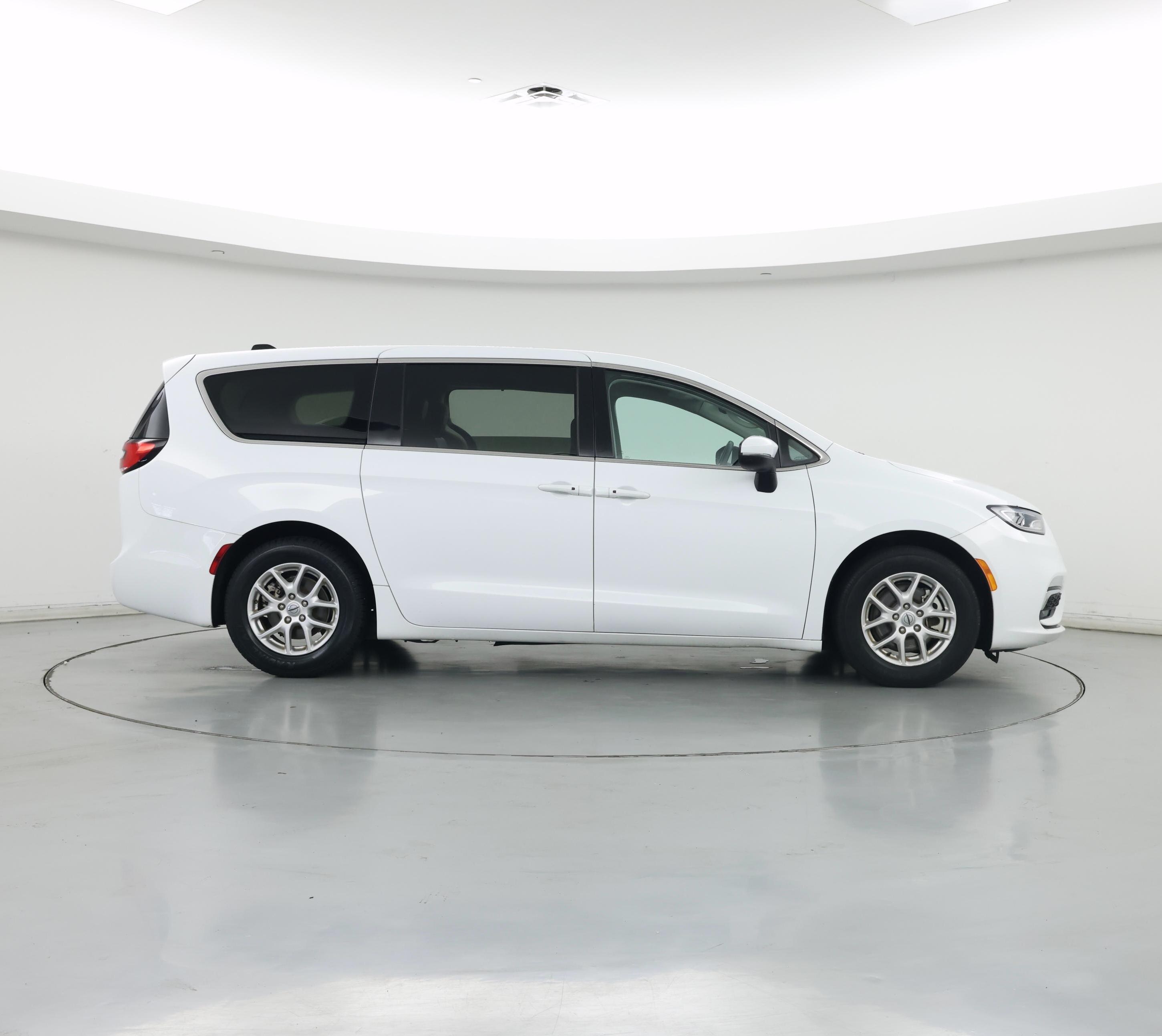 Thumbnail: 2023 Chrysler Pacifica - 7