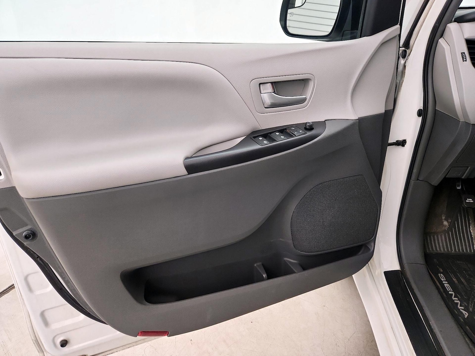 2016 Toyota Sienna LE - Photo 13