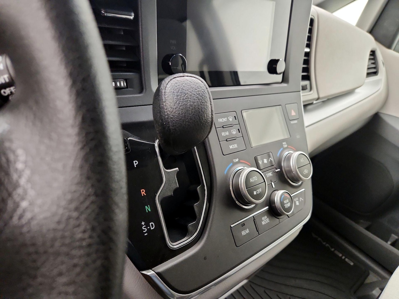 2016 Toyota Sienna LE - Photo 17