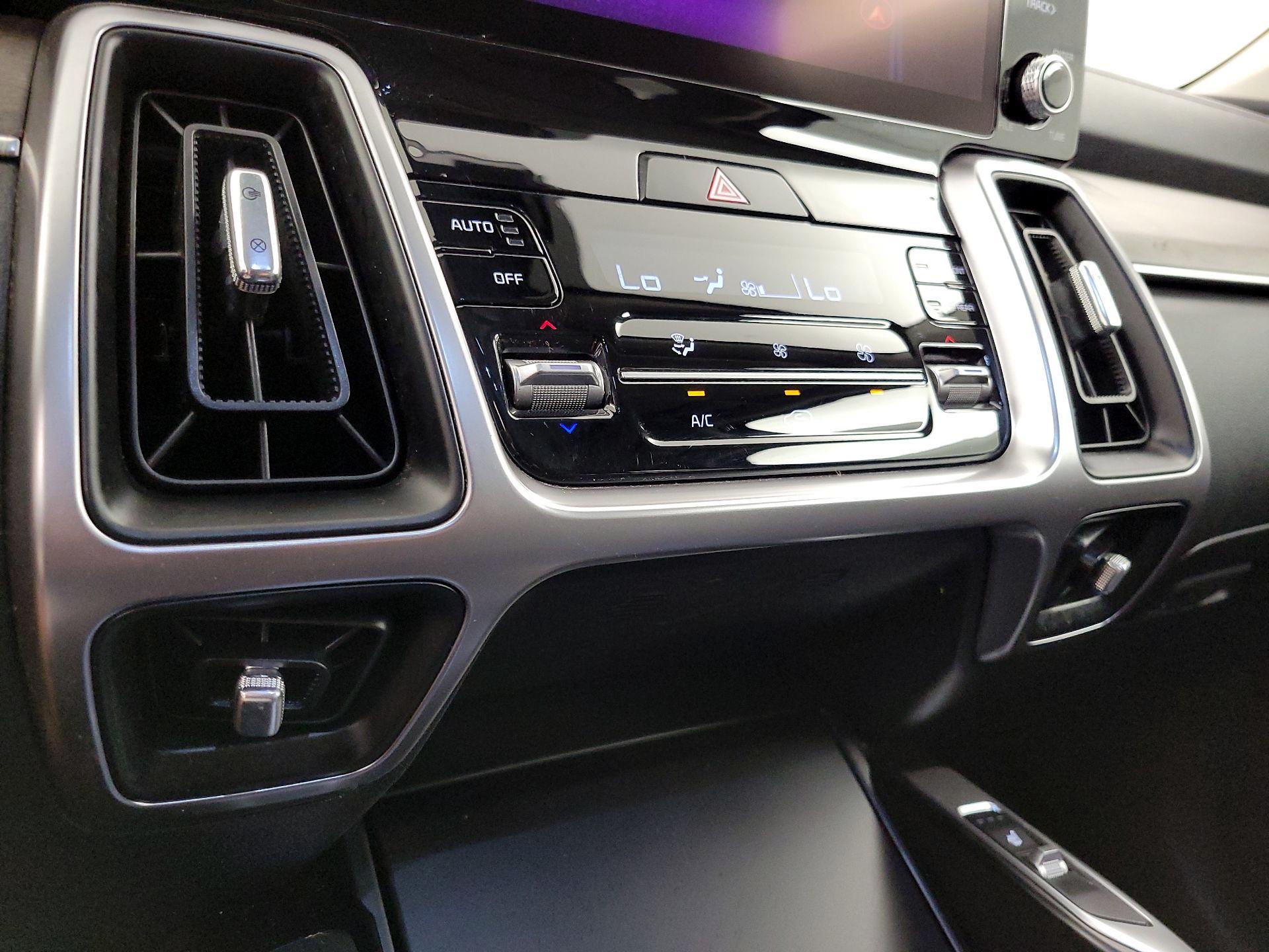 Thumbnail: 2023 Kia Sorento - 17