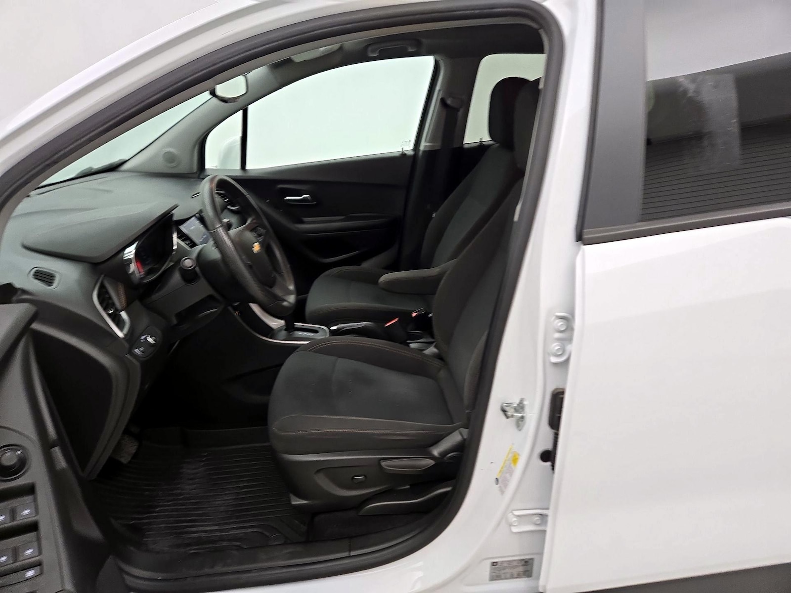 2021 Chevrolet Trax LS - Photo 12