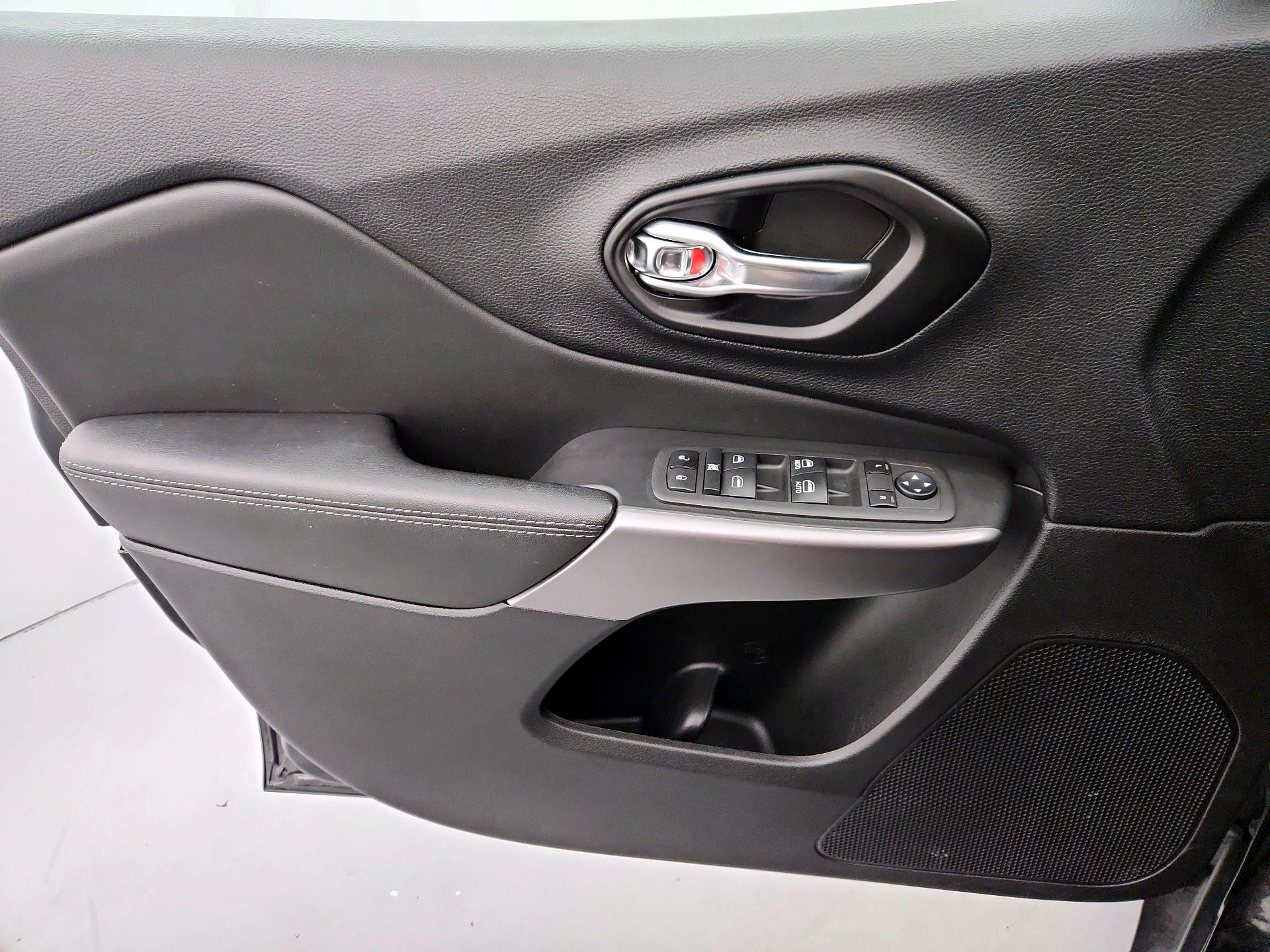 Thumbnail: 2021 Jeep Cherokee - 12