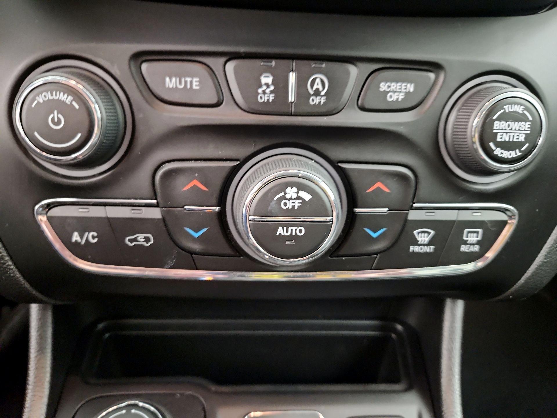 Thumbnail: 2021 Jeep Cherokee - 16