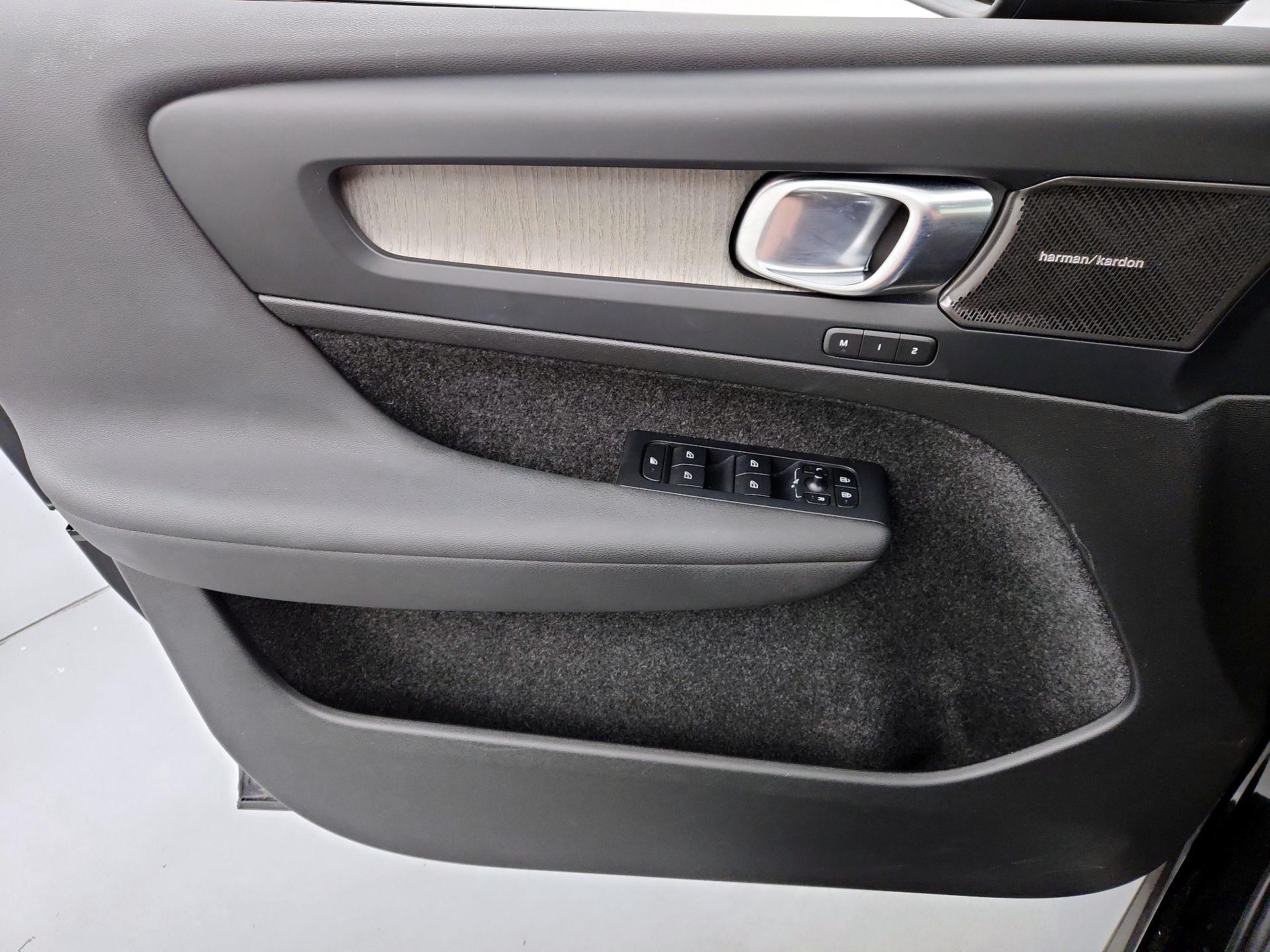 Thumbnail: 2023 Volvo XC40 - 12