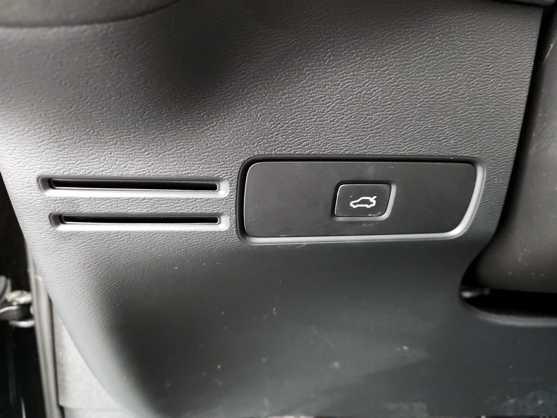 Thumbnail: 2023 Volvo XC40 - 13
