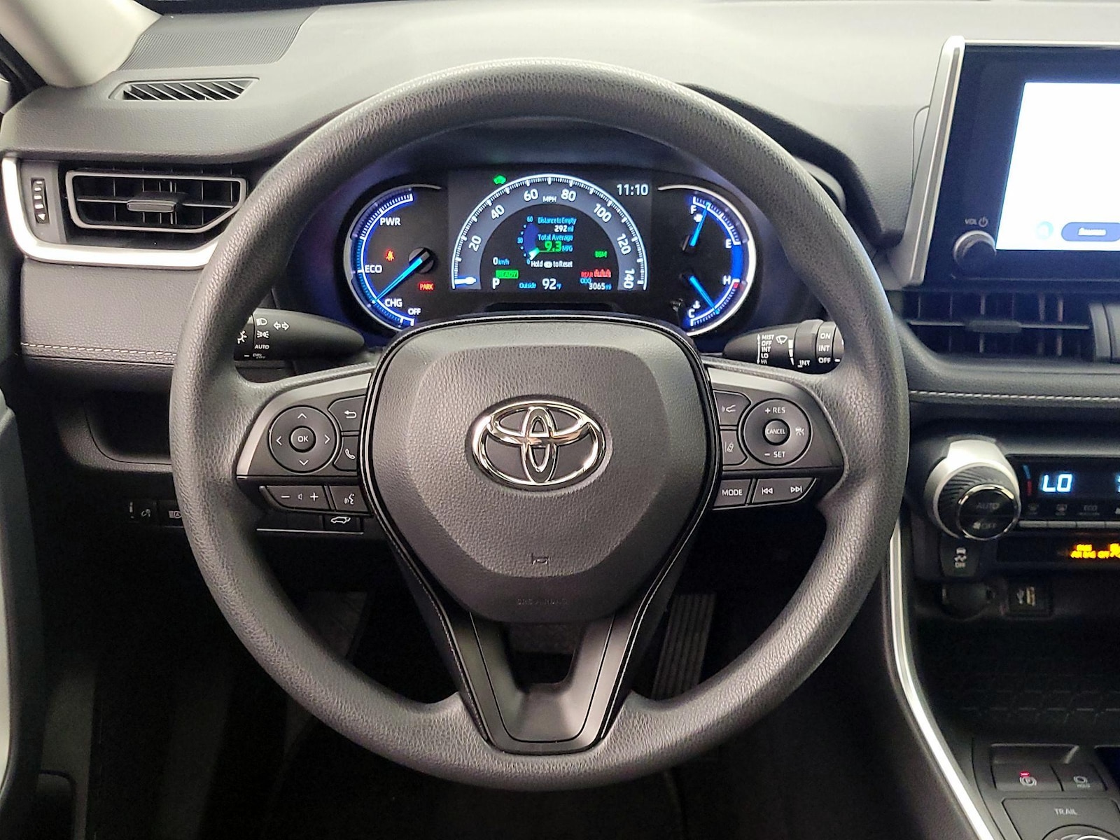 2025 Toyota RAV4 XLE - Photo 11