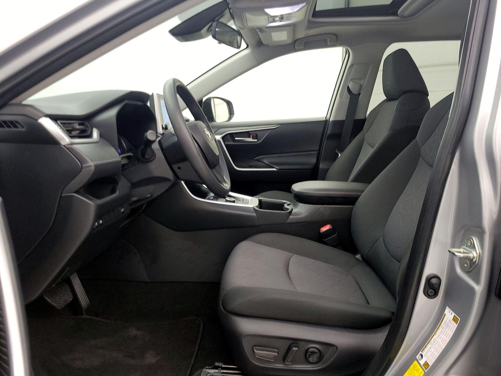2025 Toyota RAV4 XLE - Photo 12