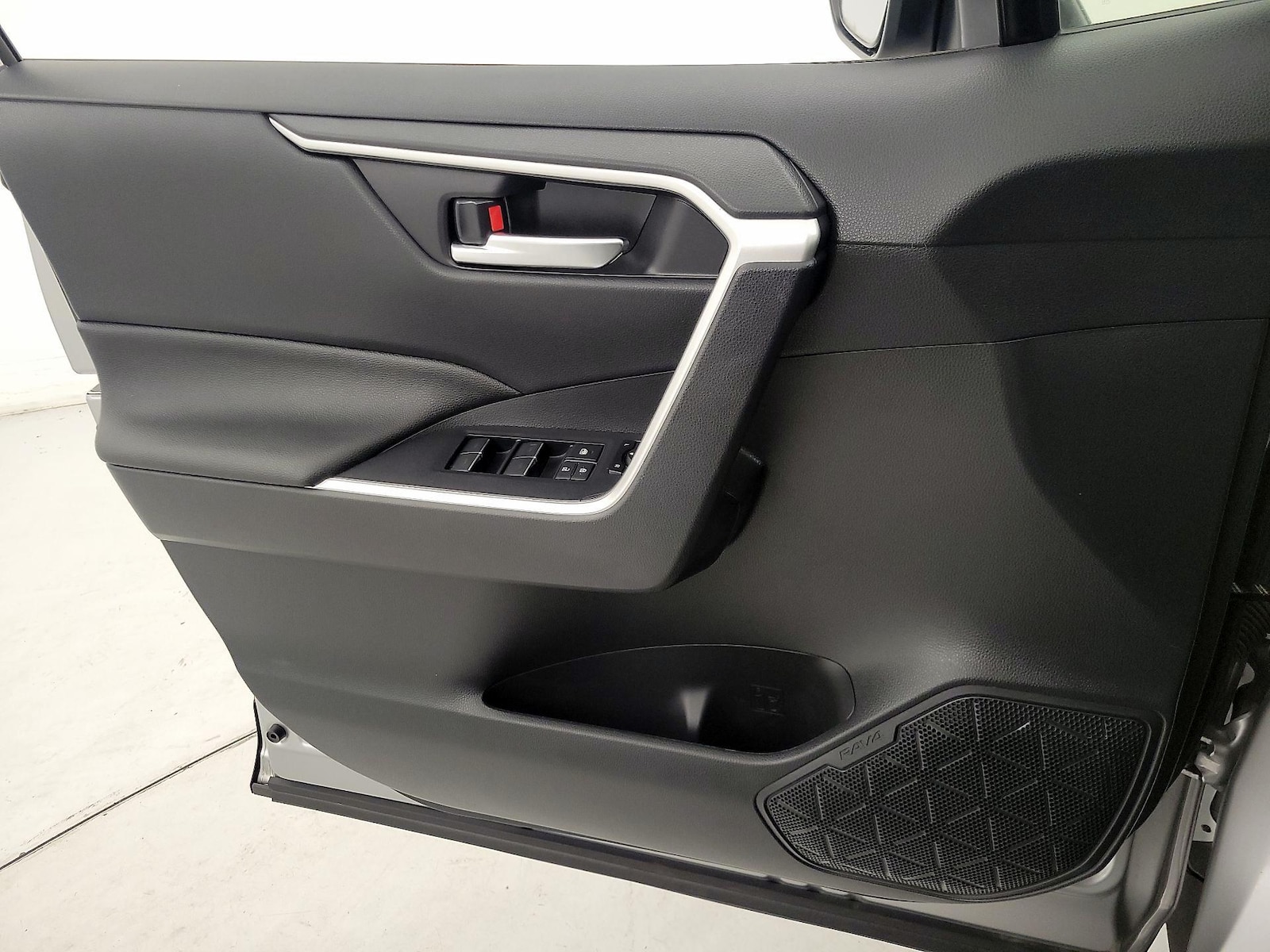 2025 Toyota RAV4 XLE - Photo 13