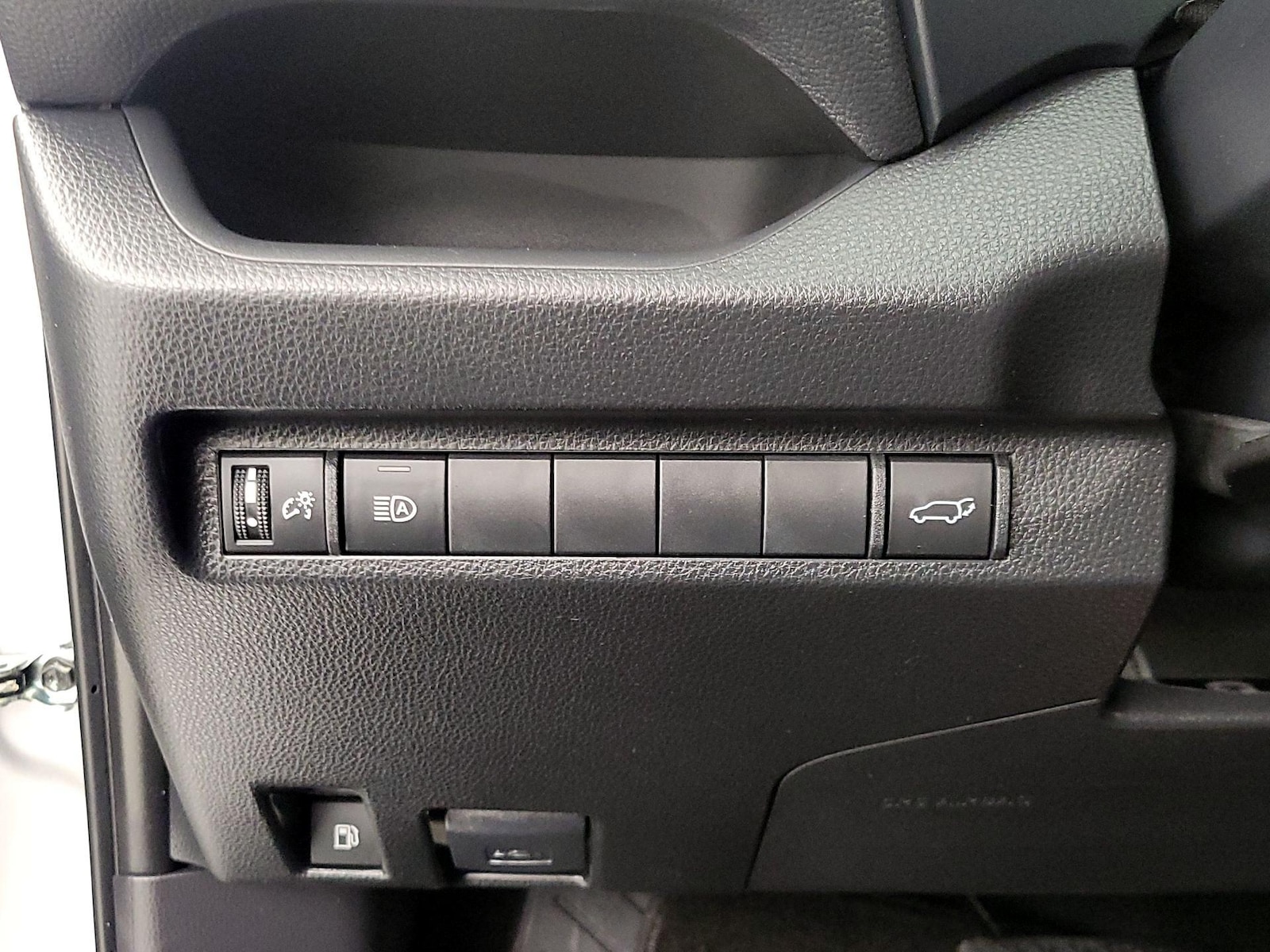 2025 Toyota RAV4 XLE - Photo 14