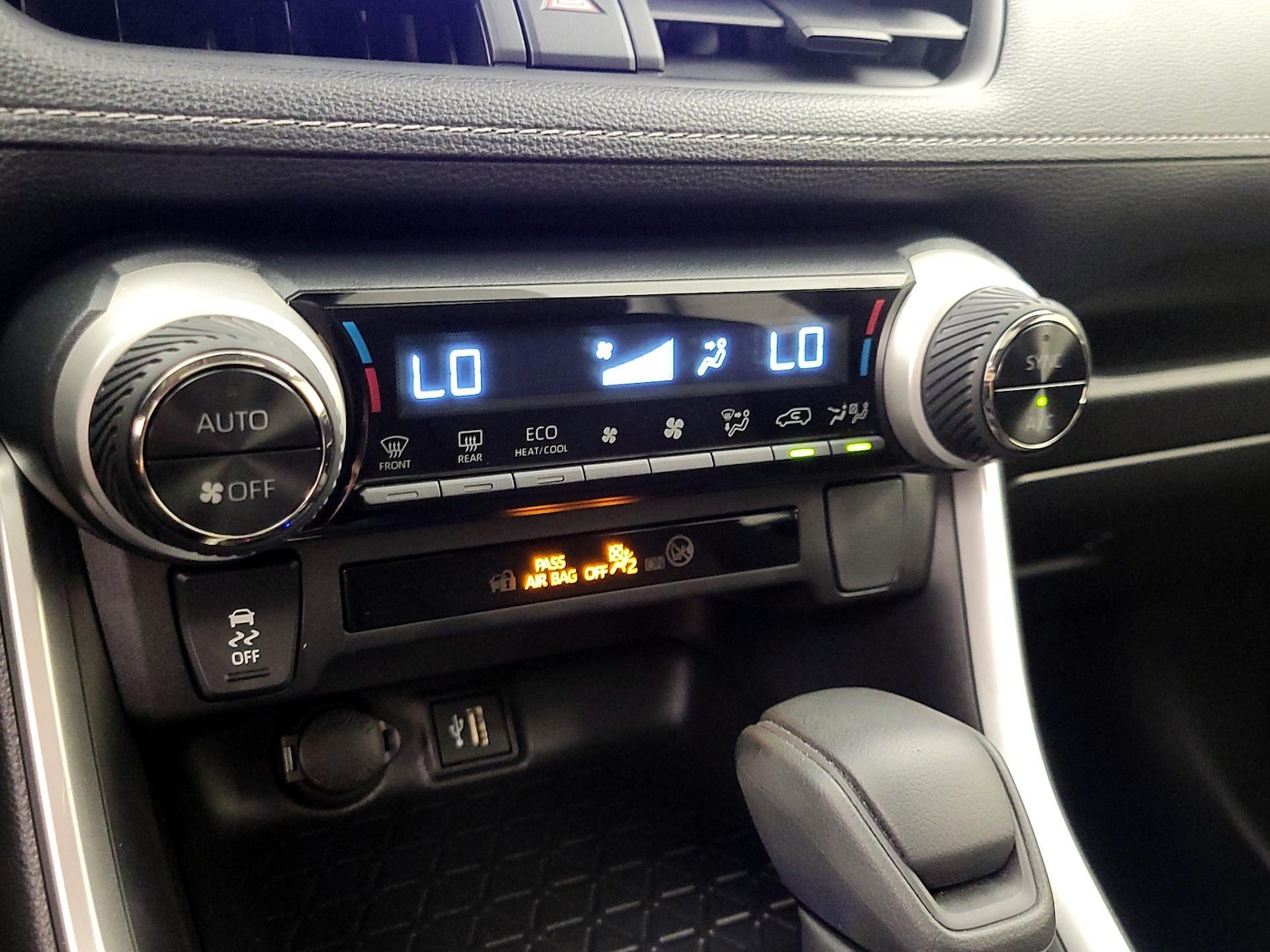 2025 Toyota RAV4 XLE - Photo 17