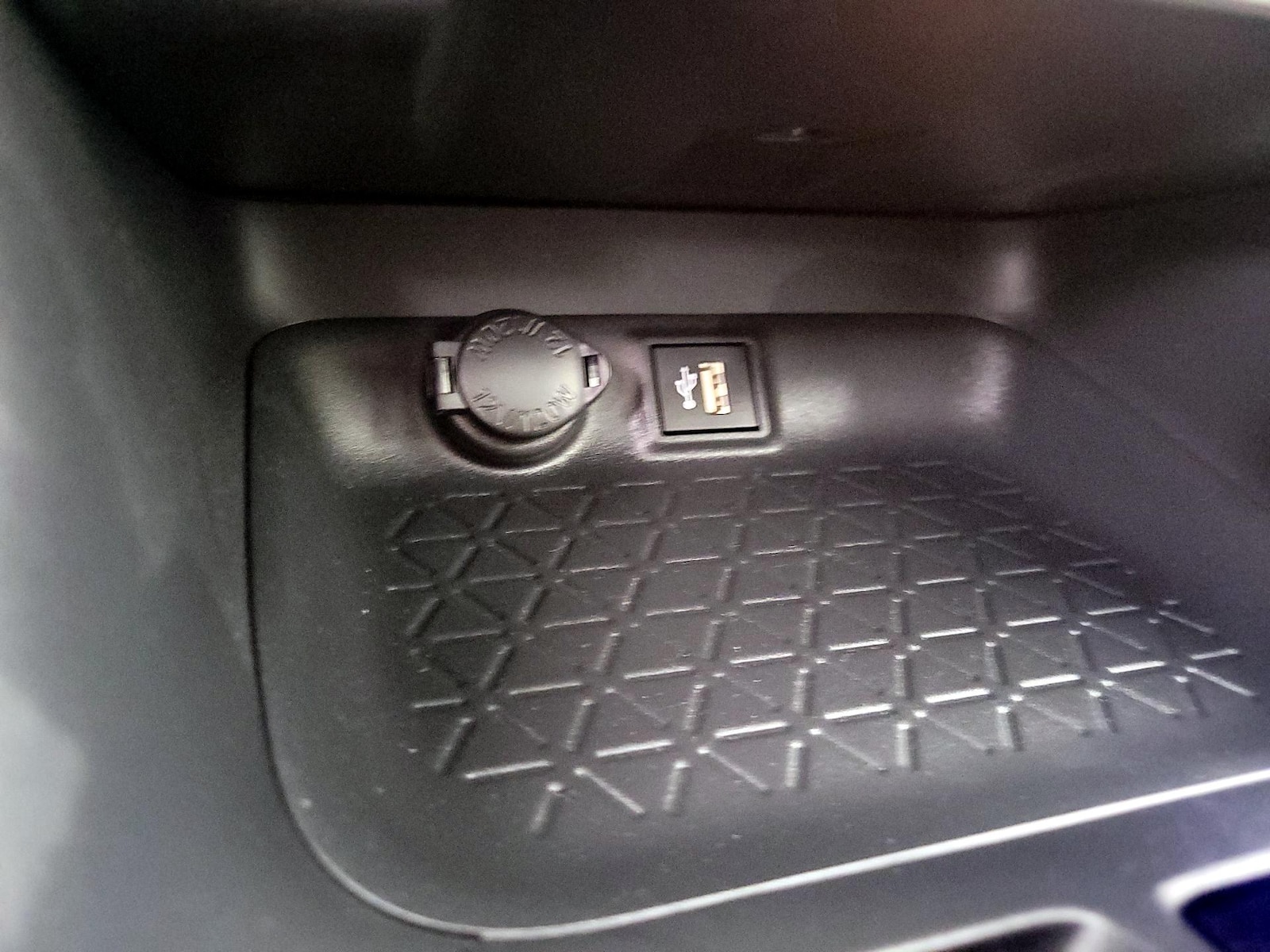2025 Toyota RAV4 XLE - Photo 19