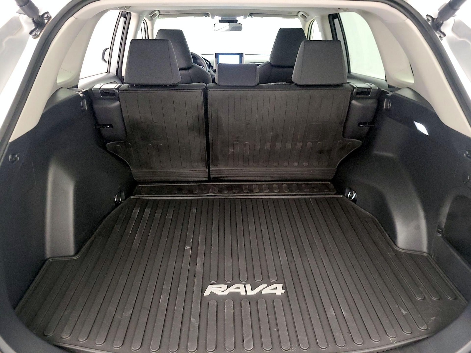 2025 Toyota RAV4 XLE - Photo 22
