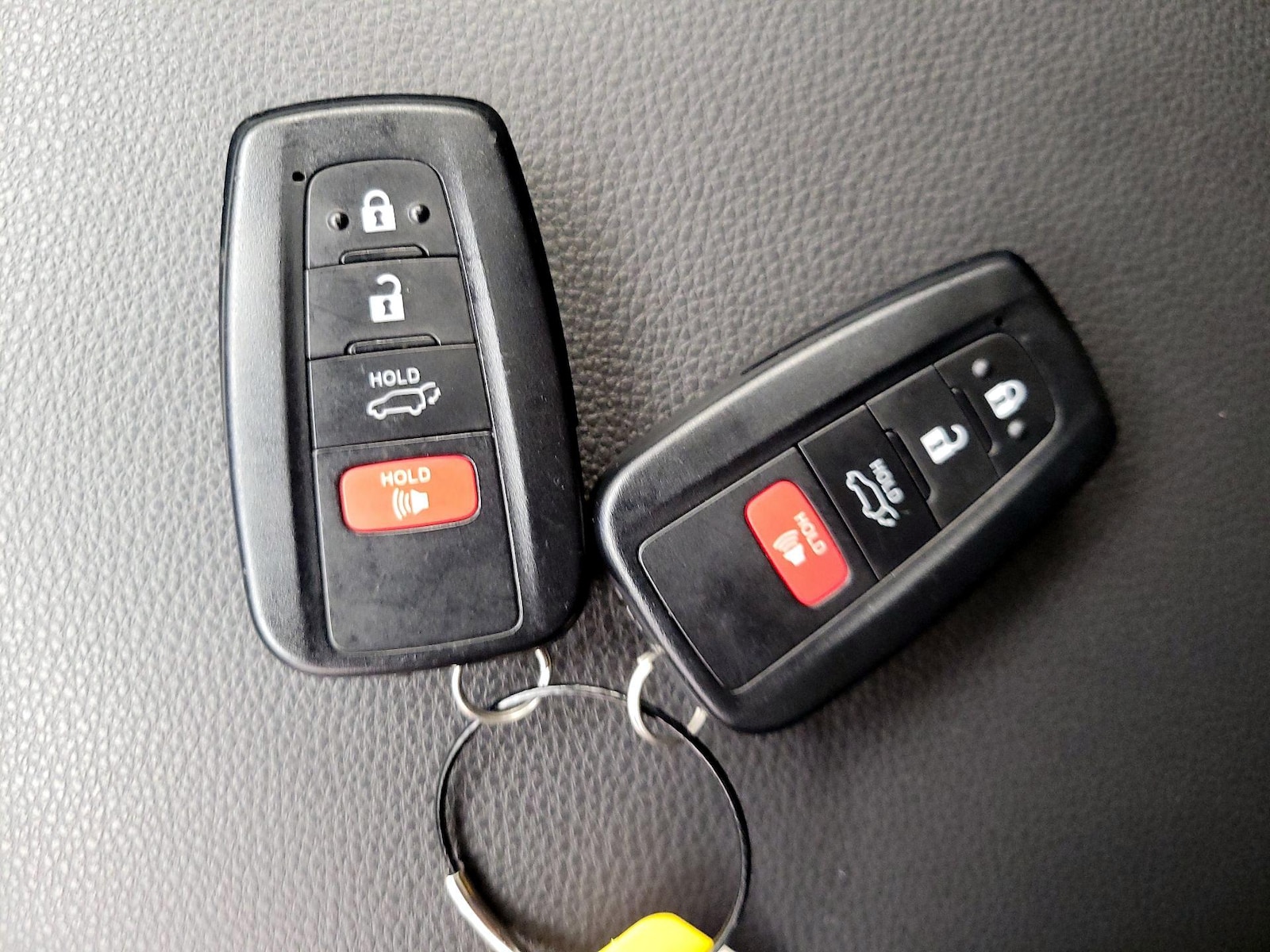2025 Toyota RAV4 XLE - Photo 24