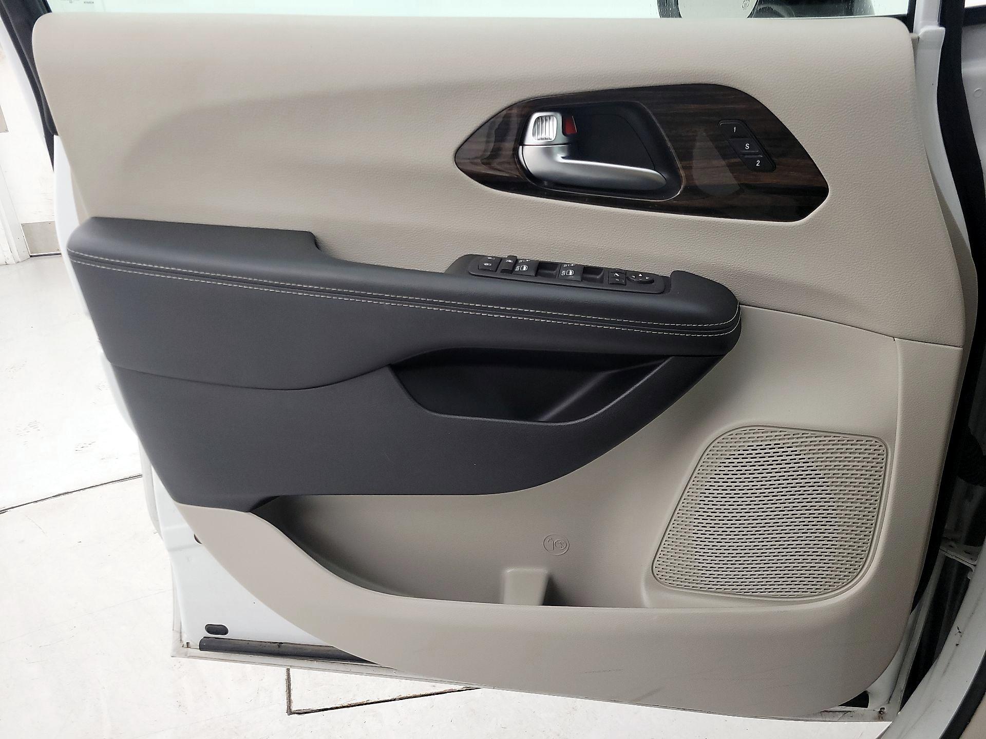 Thumbnail: 2023 Chrysler Pacifica - 12