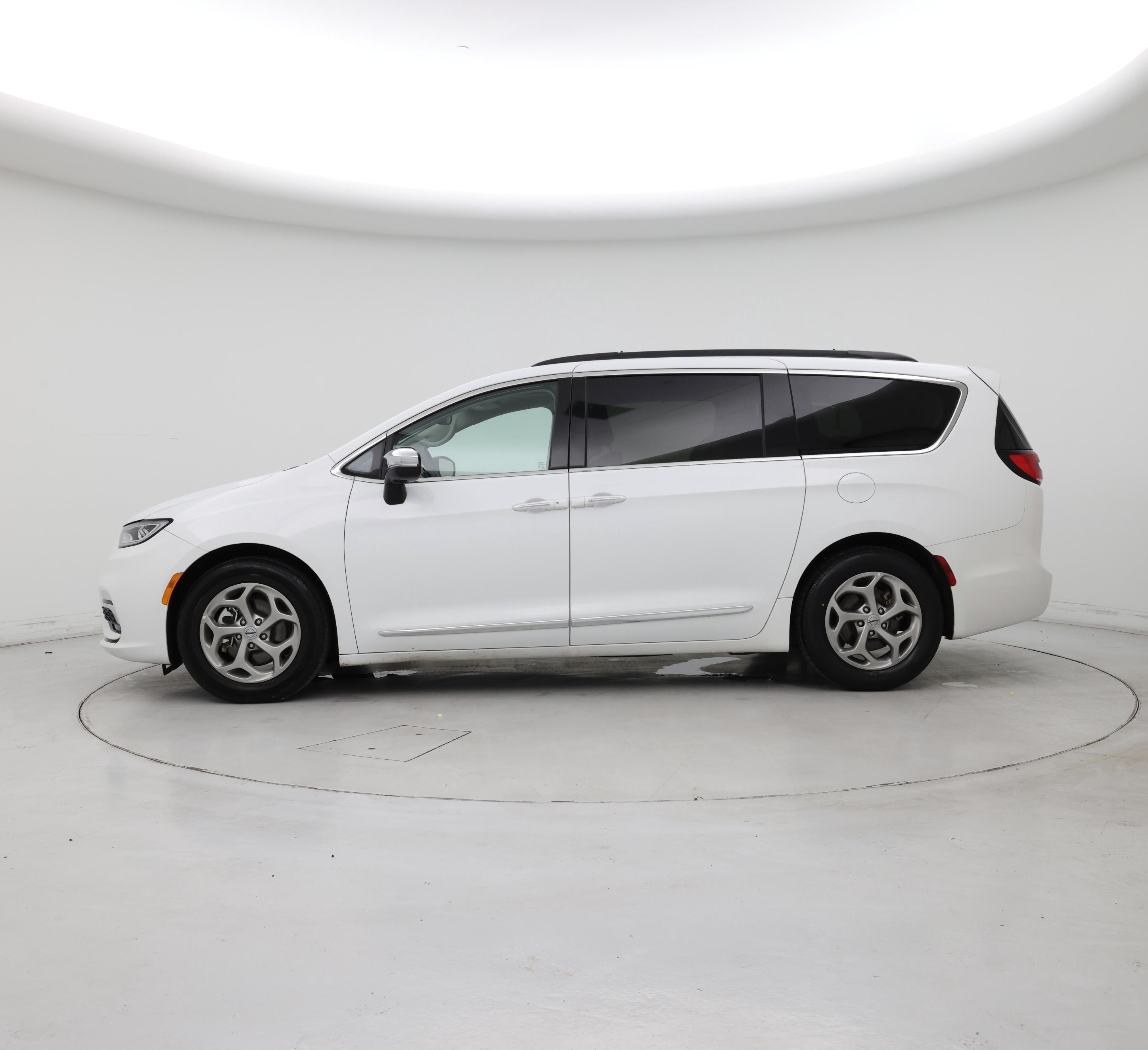 Thumbnail: 2023 Chrysler Pacifica - 3