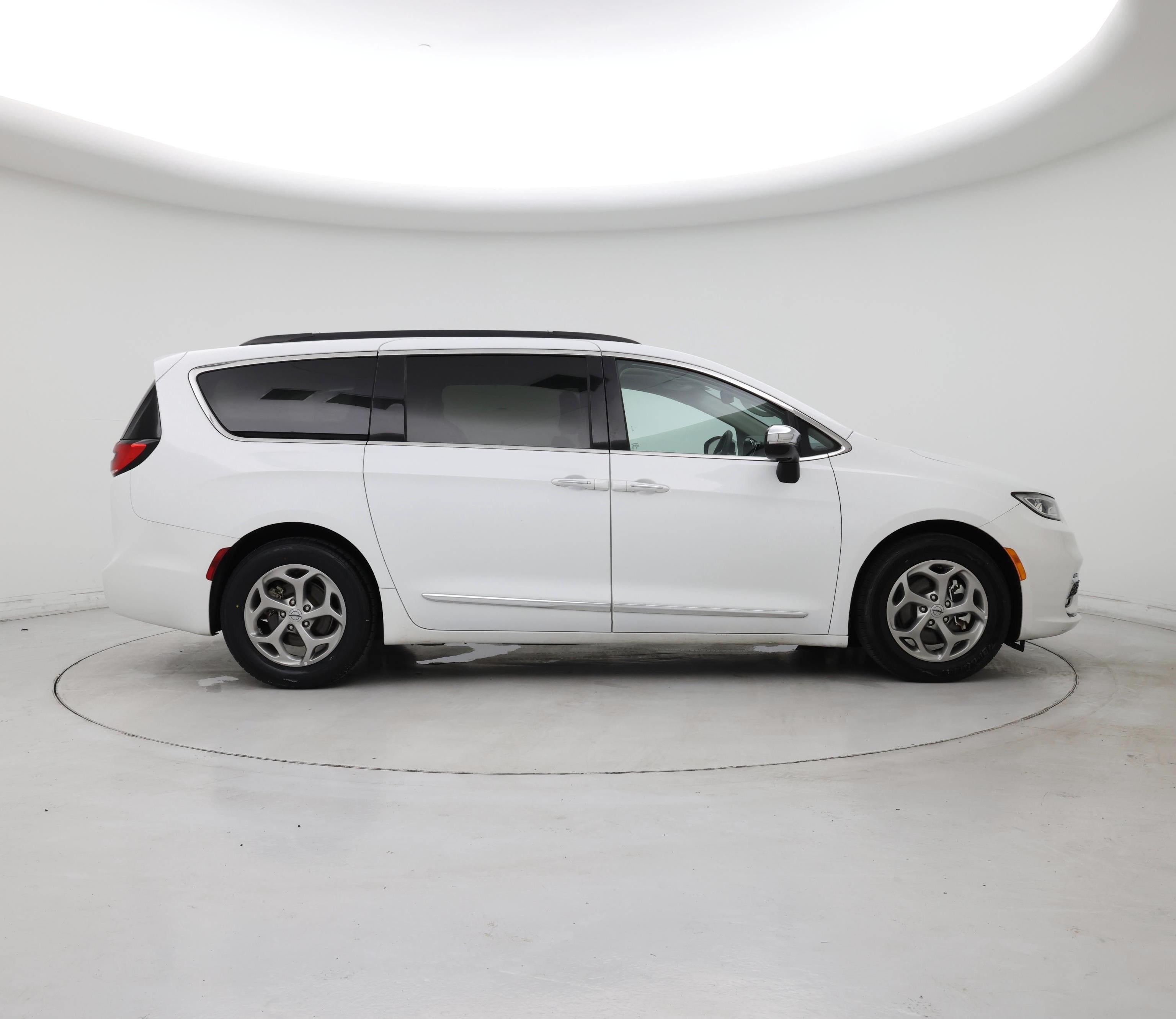 Thumbnail: 2023 Chrysler Pacifica - 7